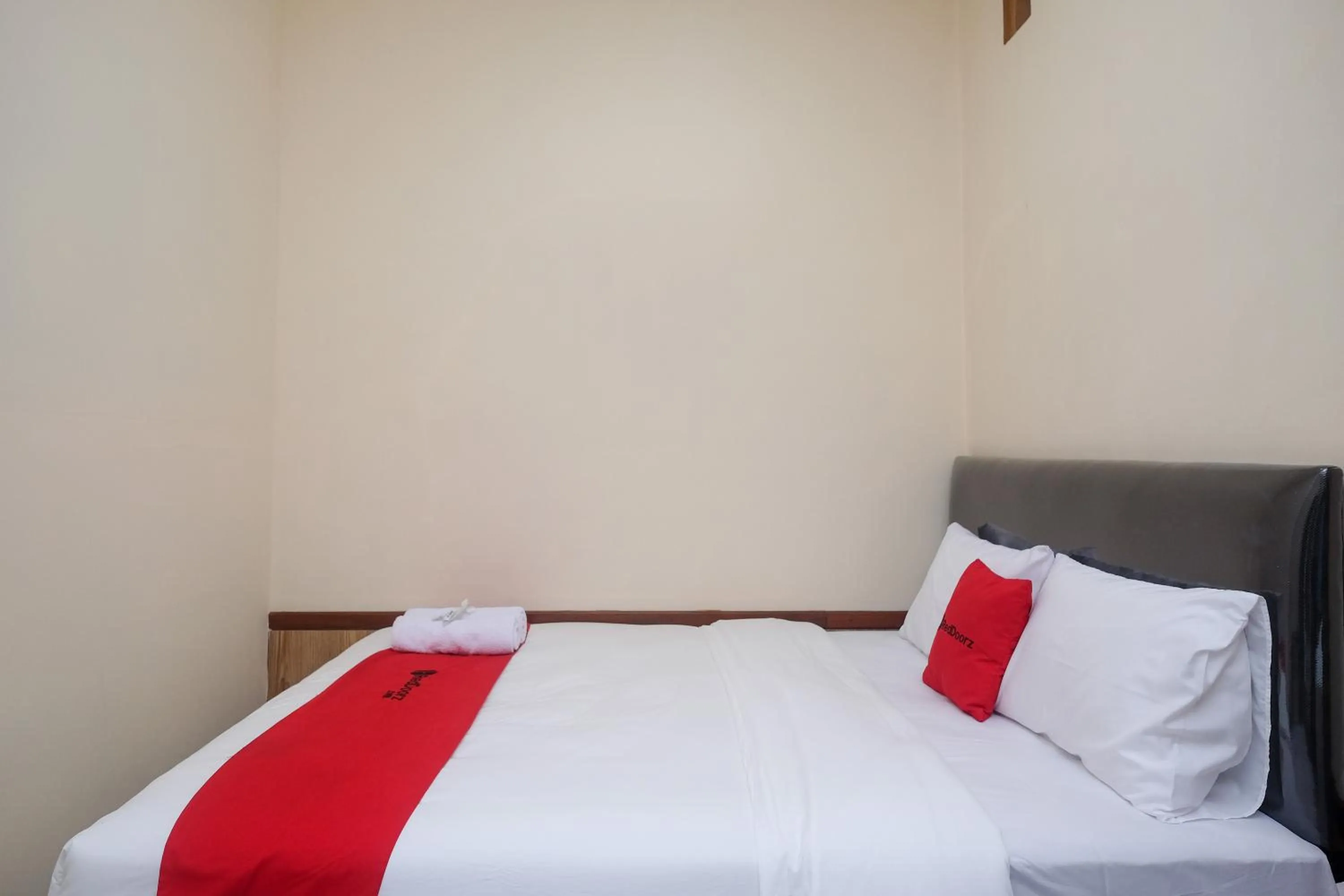 Bed in RedDoorz Syariah near Kampus UNSOED Purwokerto
