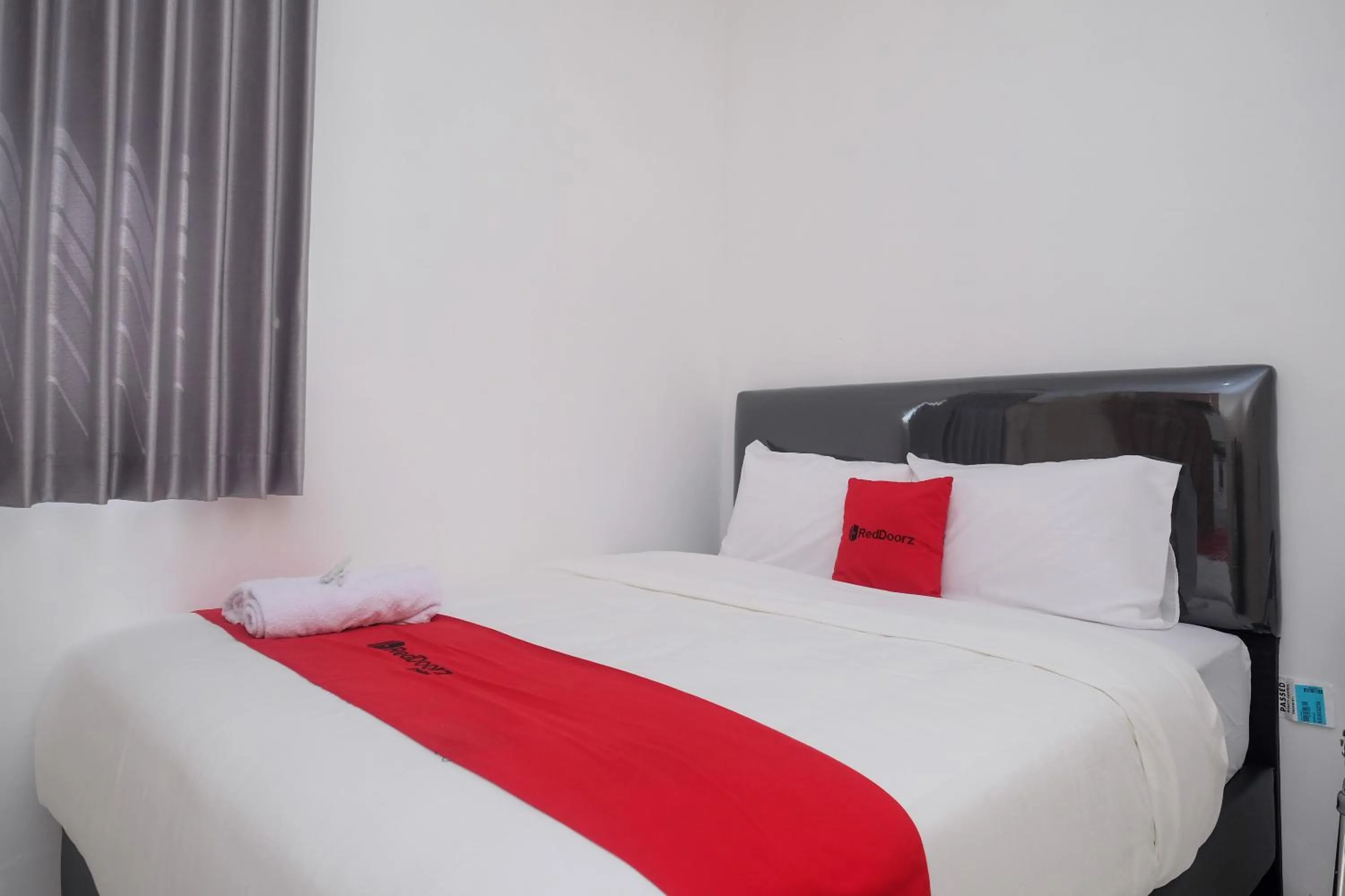 Bedroom, Bed in RedDoorz Syariah near Kampus UNSOED Purwokerto