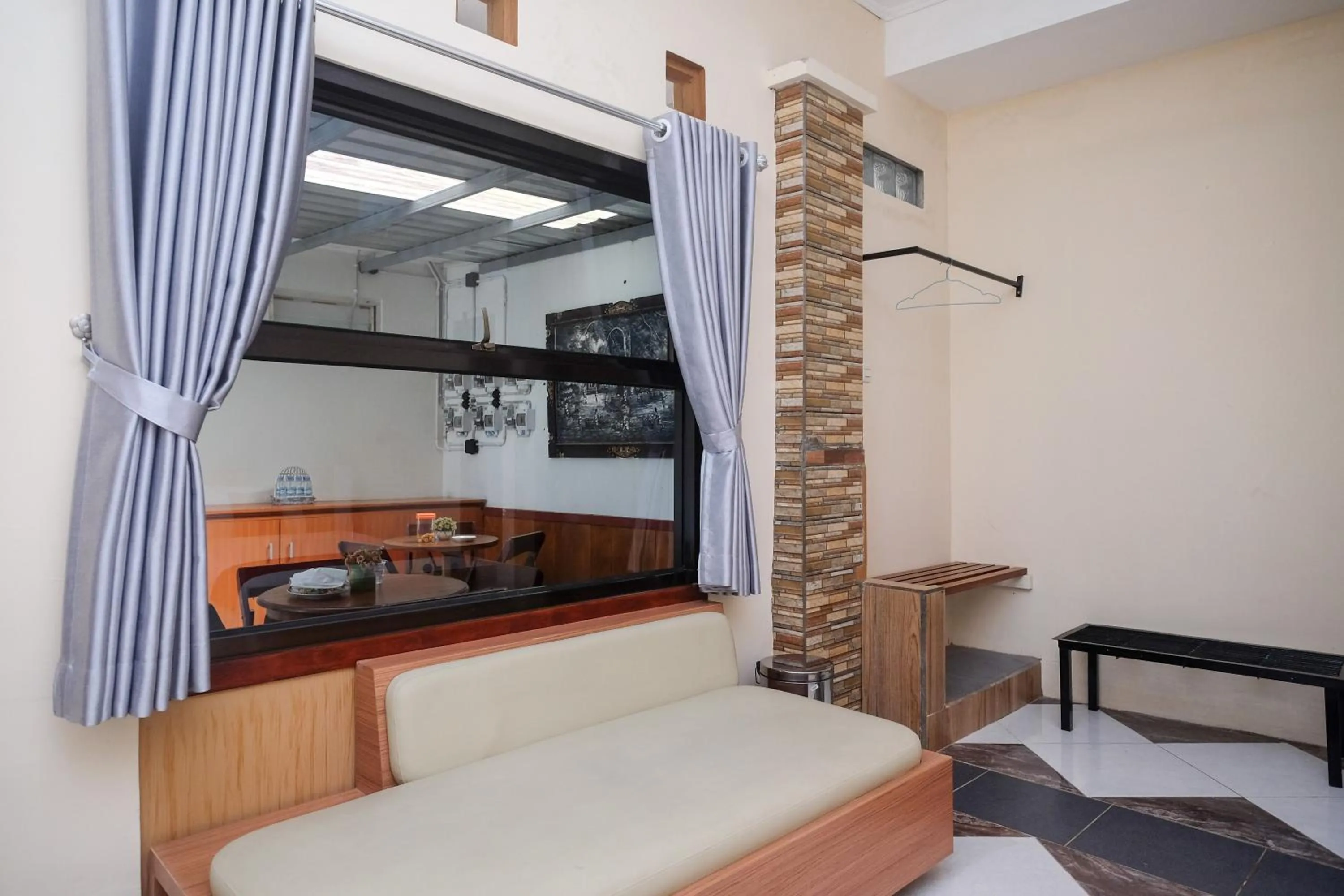 Seating area in RedDoorz Syariah near Kampus UNSOED Purwokerto