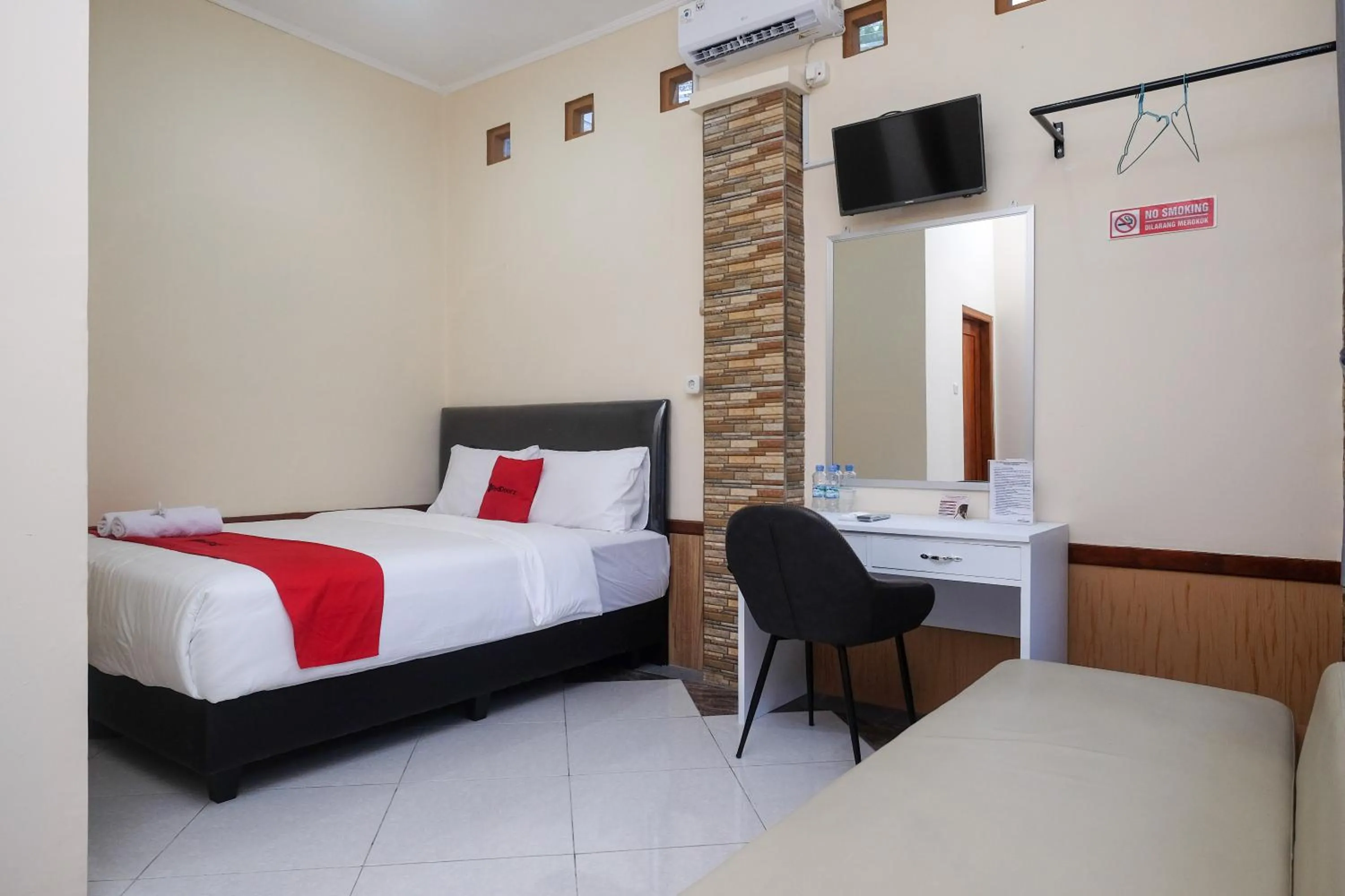 Bed in RedDoorz Syariah near Kampus UNSOED Purwokerto