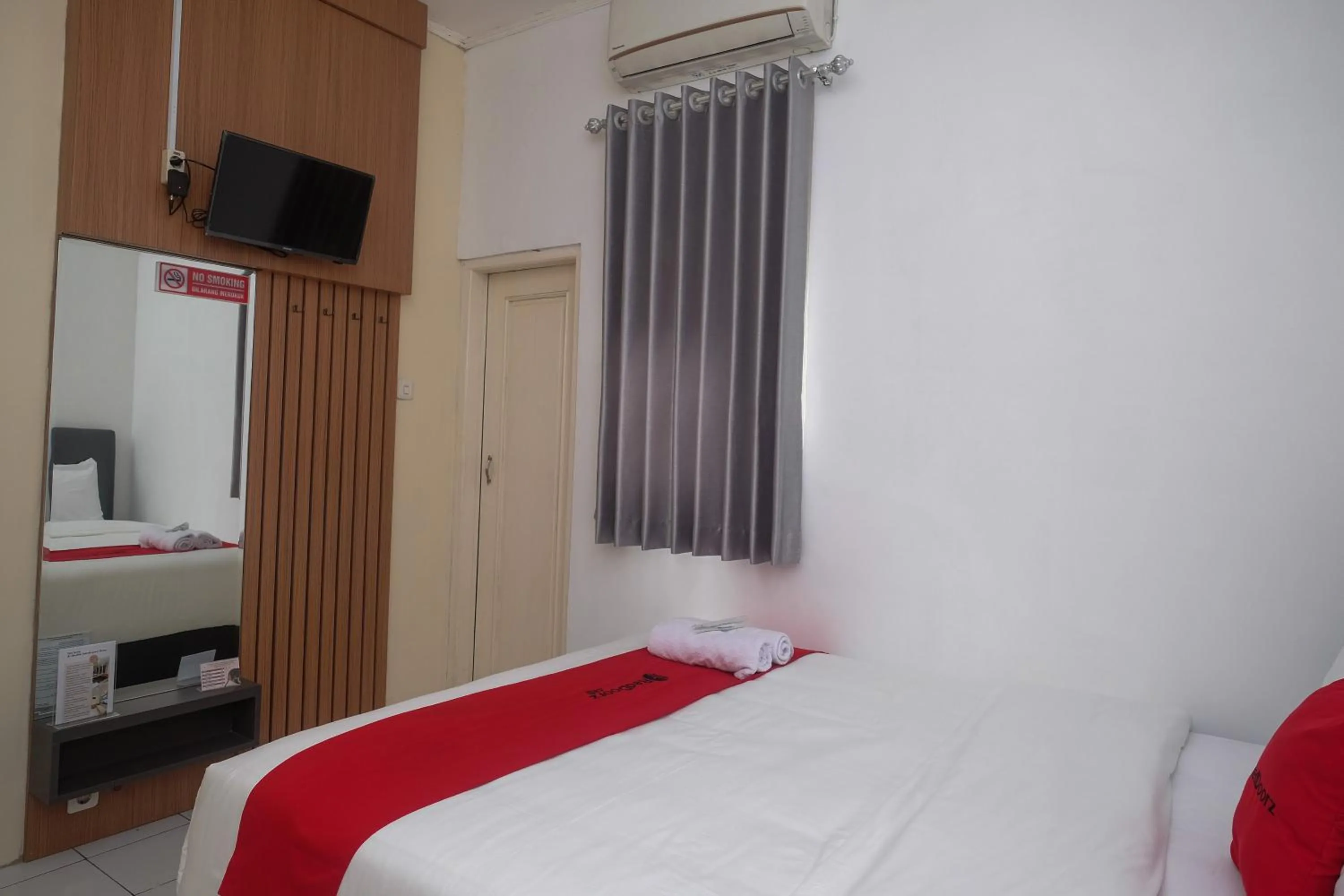 Bedroom, Bed in RedDoorz Syariah near Kampus UNSOED Purwokerto