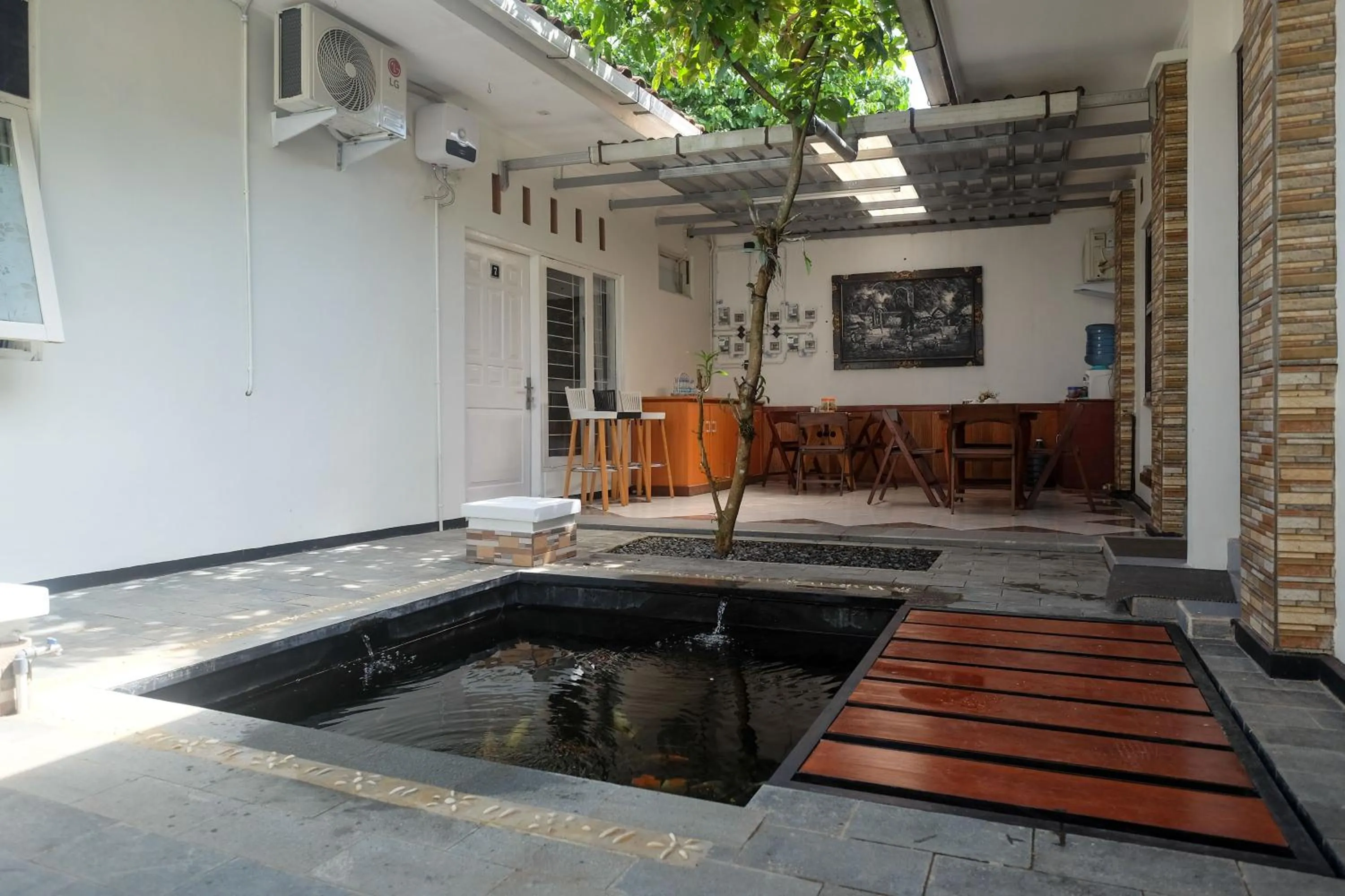Patio in RedDoorz Syariah near Kampus UNSOED Purwokerto