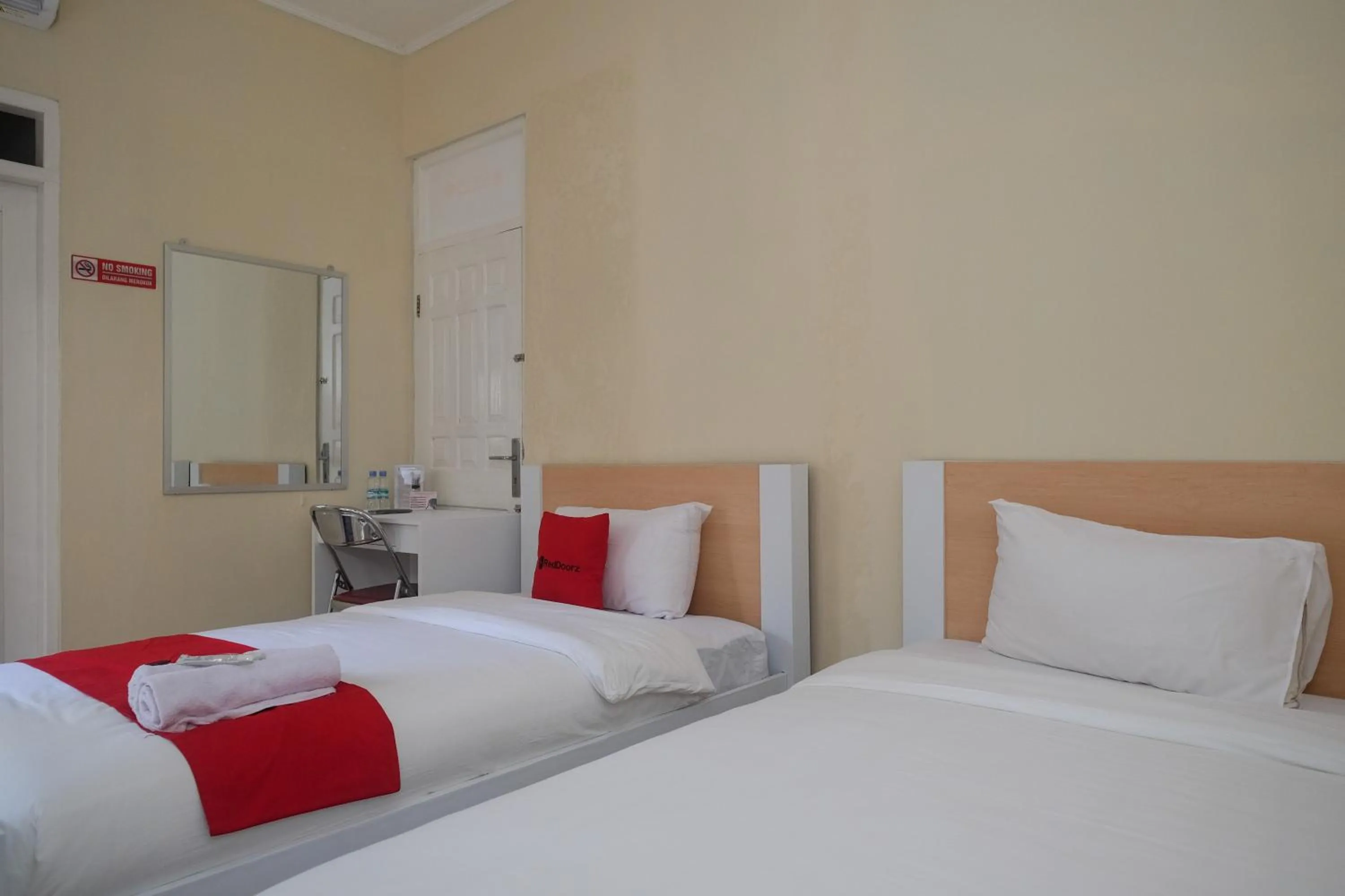 Bedroom, Bed in RedDoorz Syariah near Kampus UNSOED Purwokerto