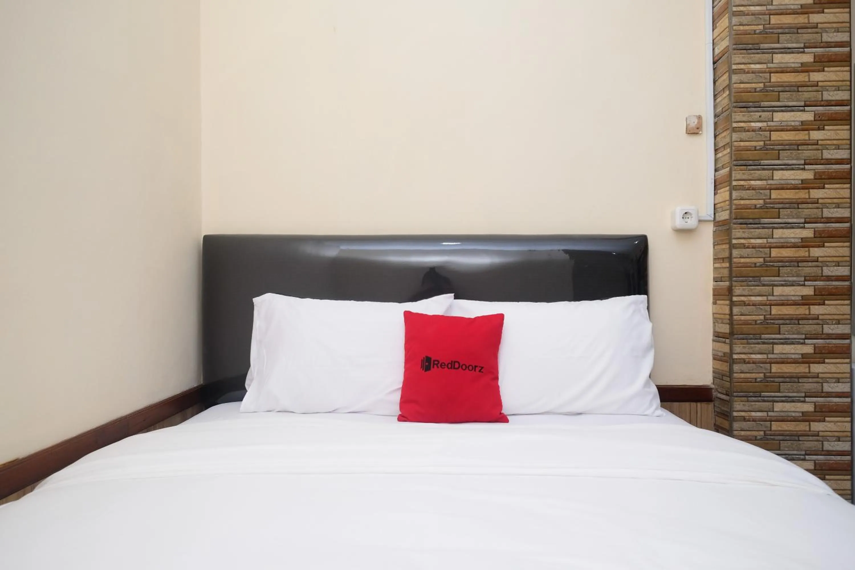 Bedroom, Bed in RedDoorz Syariah near Kampus UNSOED Purwokerto