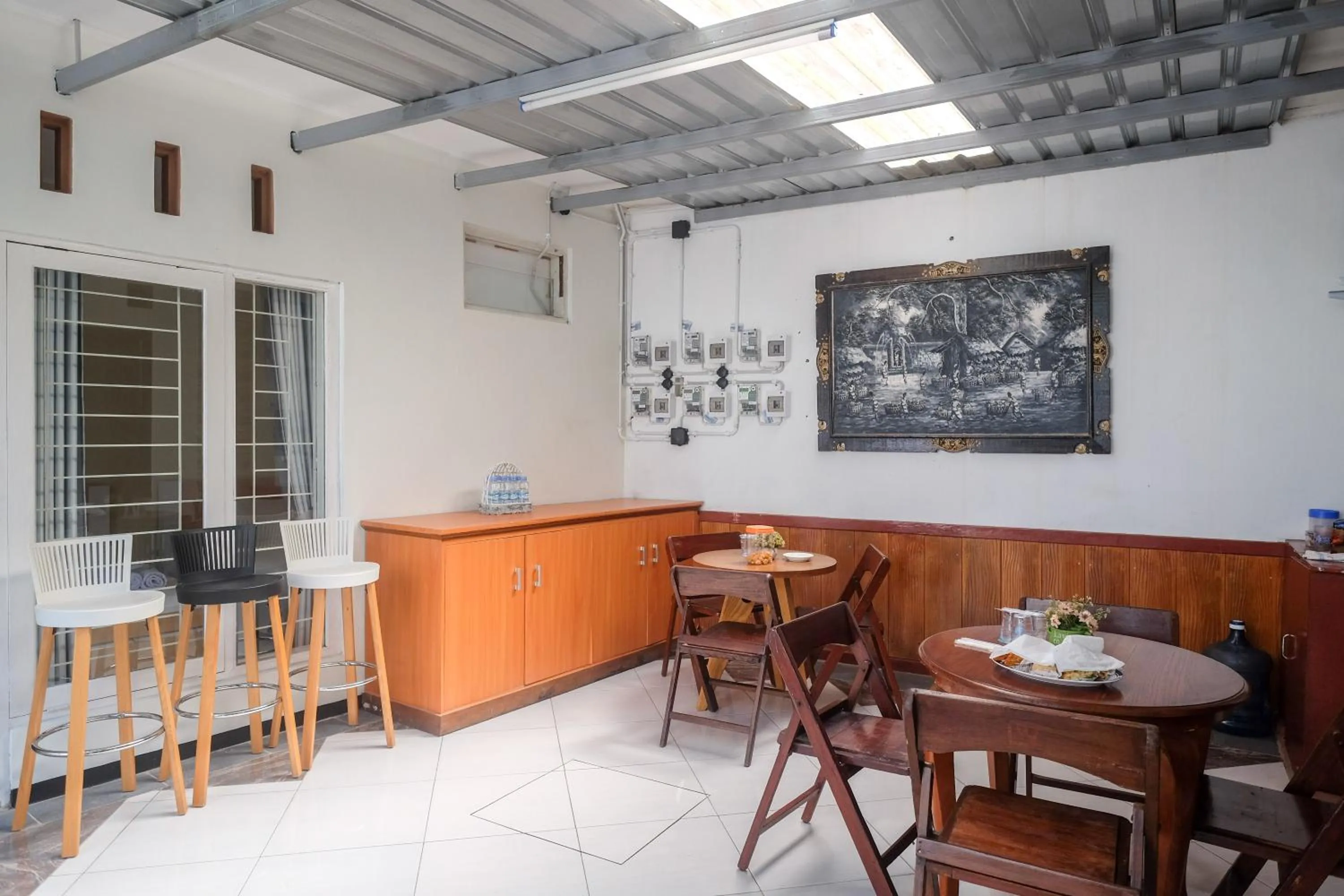 Seating area in RedDoorz Syariah near Kampus UNSOED Purwokerto