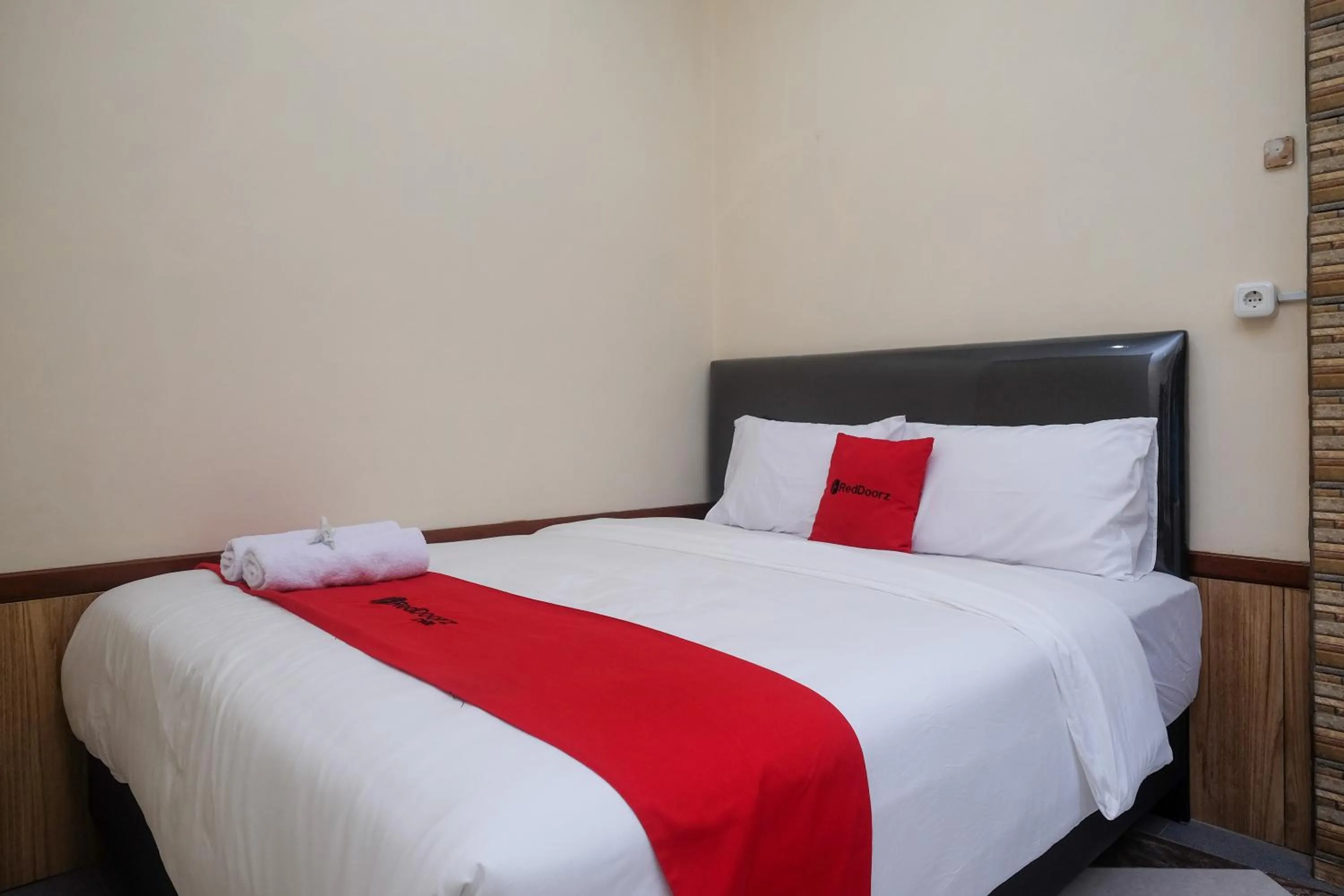Bedroom, Bed in RedDoorz Syariah near Kampus UNSOED Purwokerto