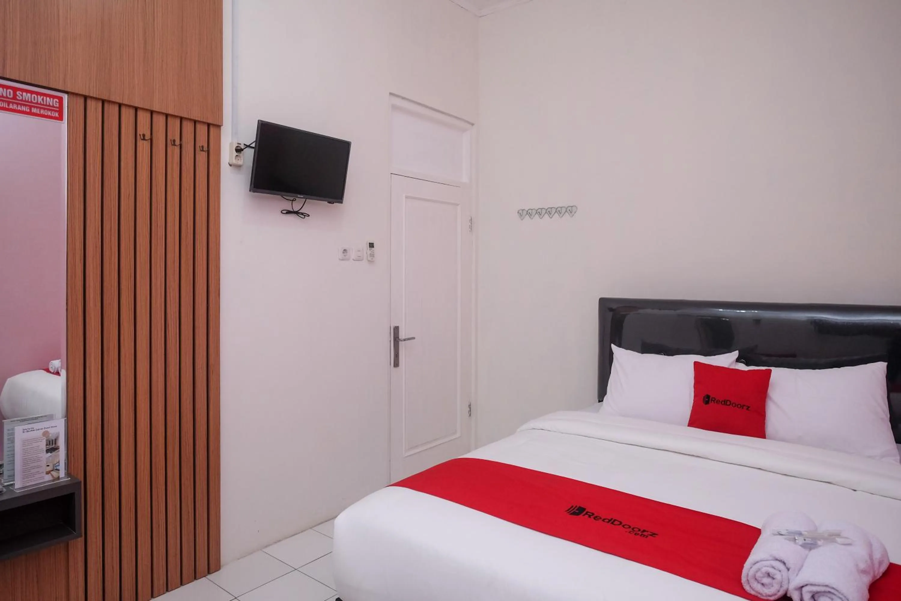 Bed in RedDoorz Syariah near Kampus UNSOED Purwokerto