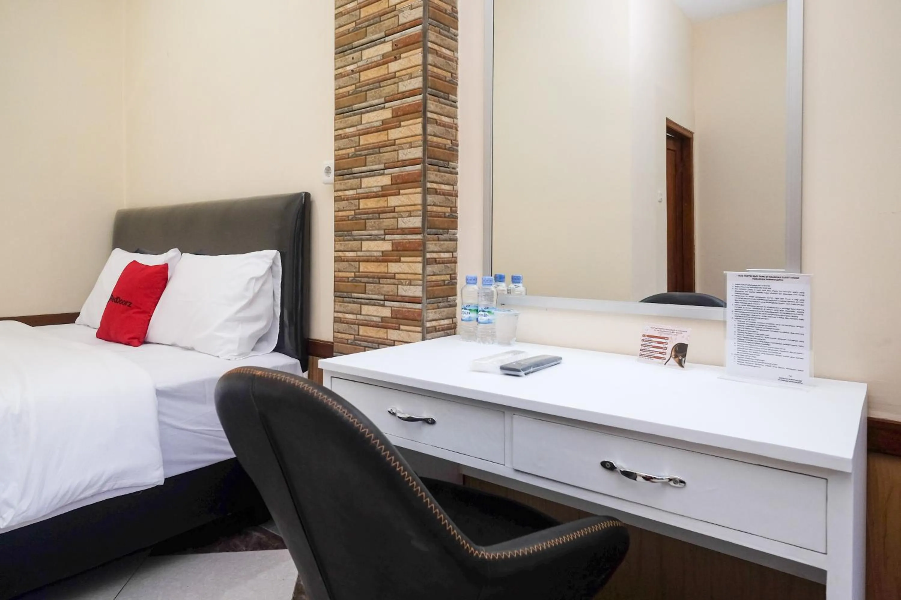 Bedroom, Bed in RedDoorz Syariah near Kampus UNSOED Purwokerto