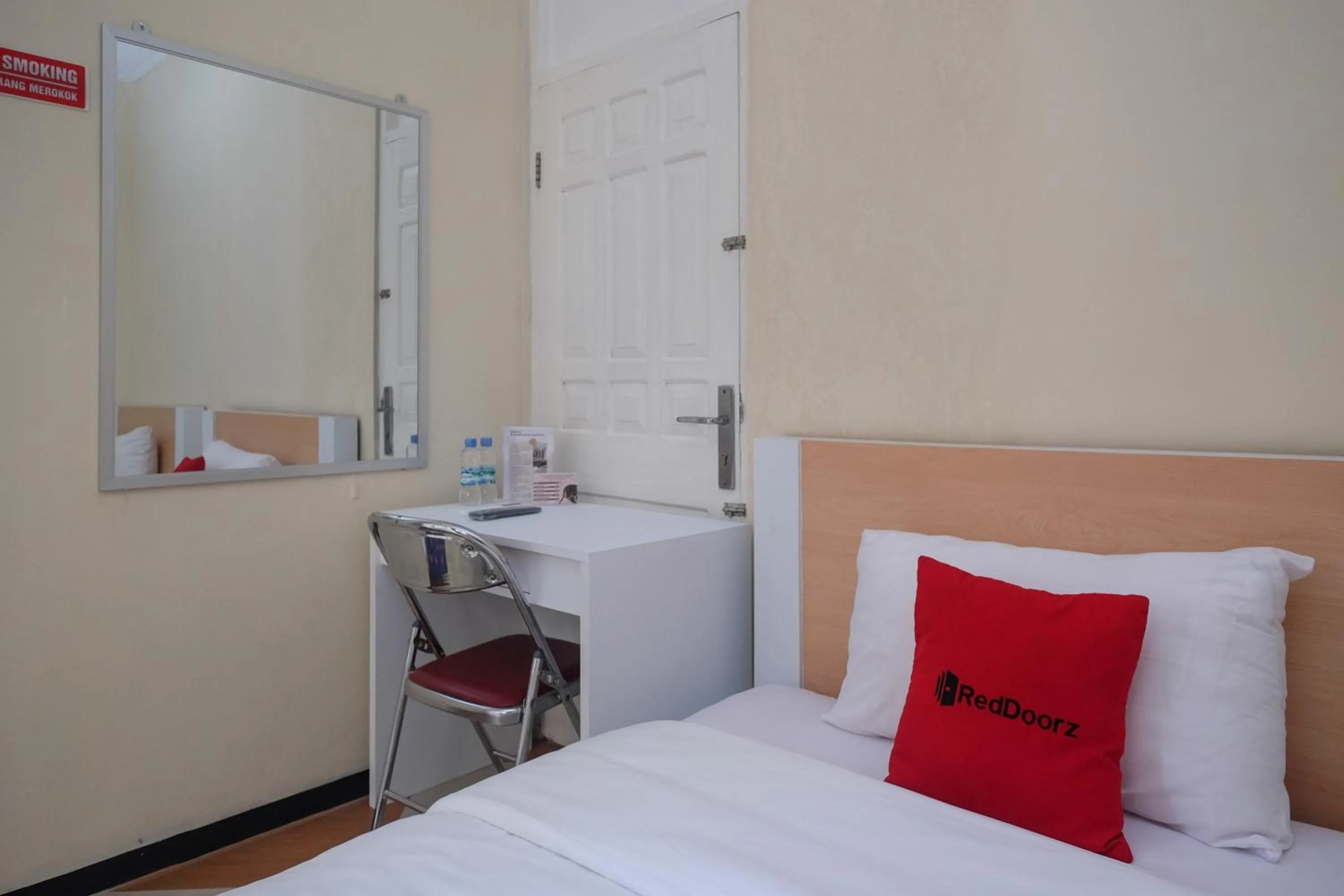 Bed in RedDoorz Syariah near Kampus UNSOED Purwokerto