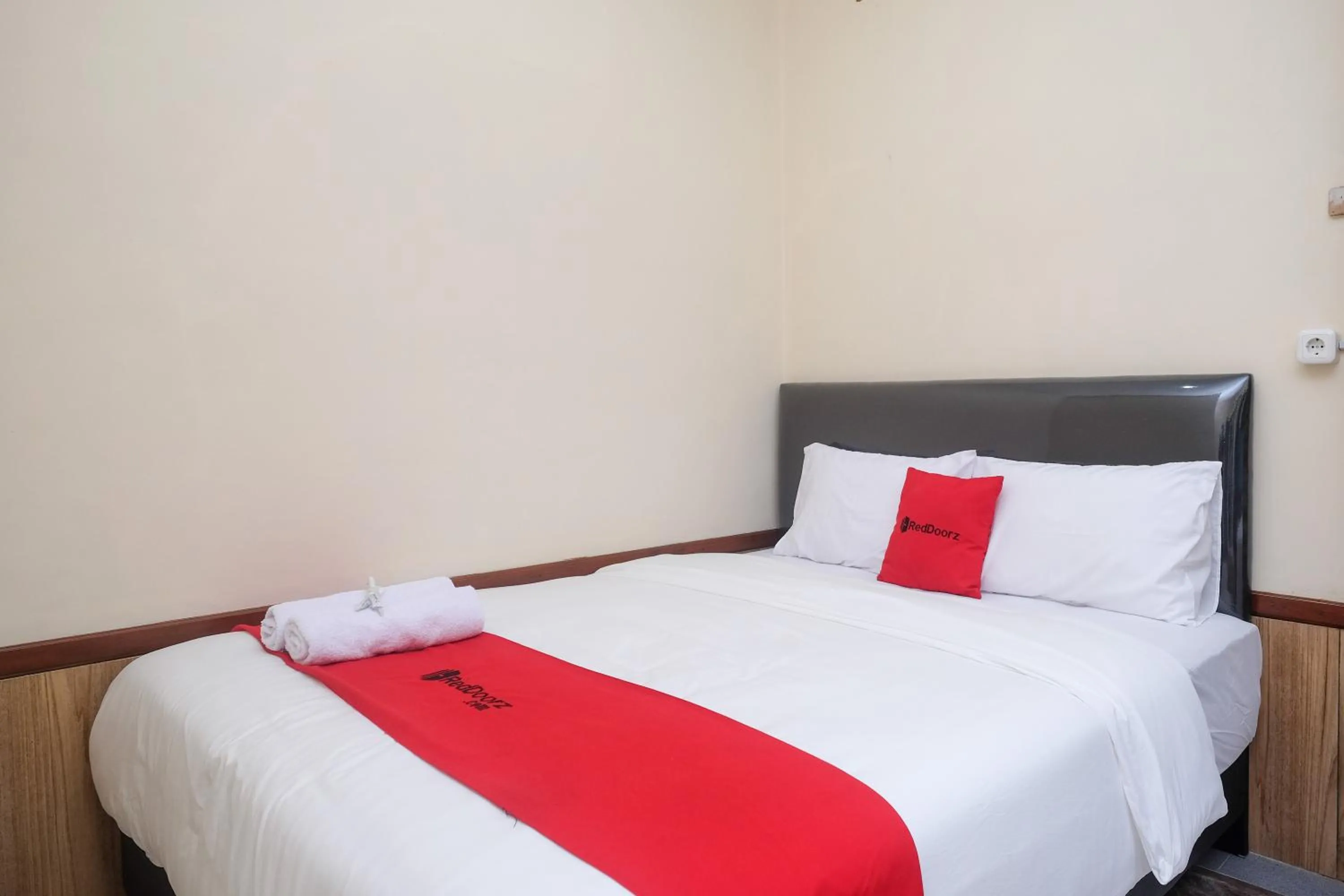 Bedroom, Bed in RedDoorz Syariah near Kampus UNSOED Purwokerto