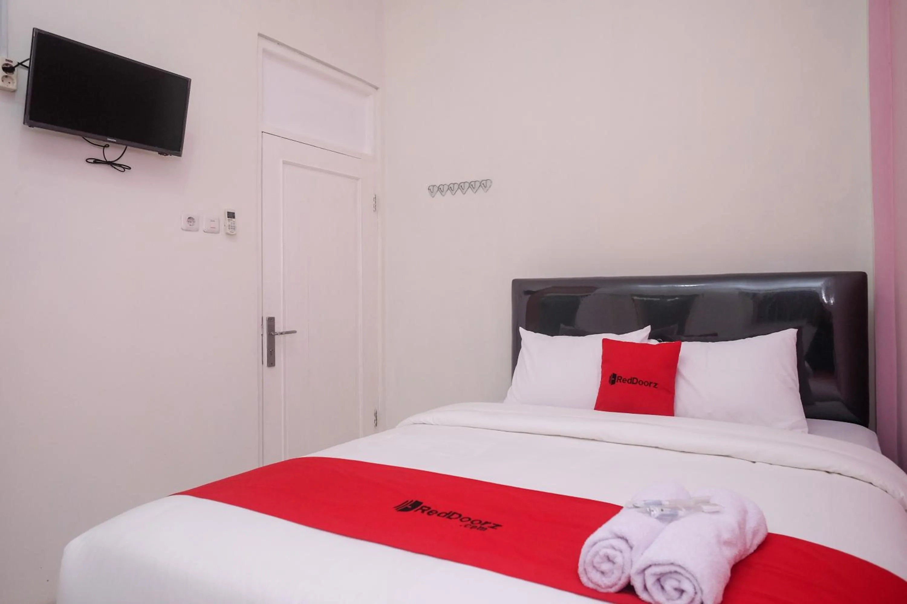 Bed in RedDoorz Syariah near Kampus UNSOED Purwokerto