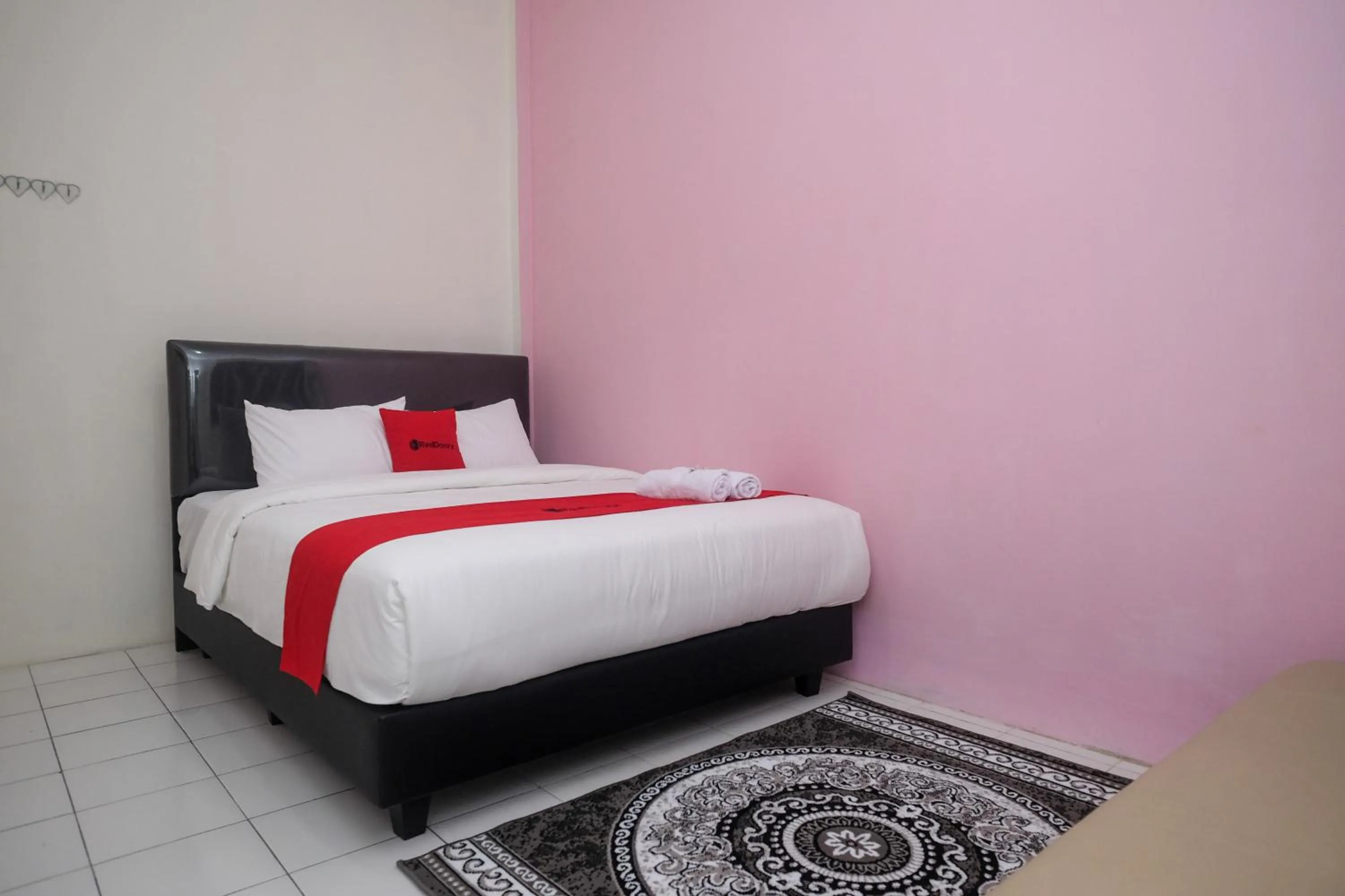 Bedroom, Bed in RedDoorz Syariah near Kampus UNSOED Purwokerto
