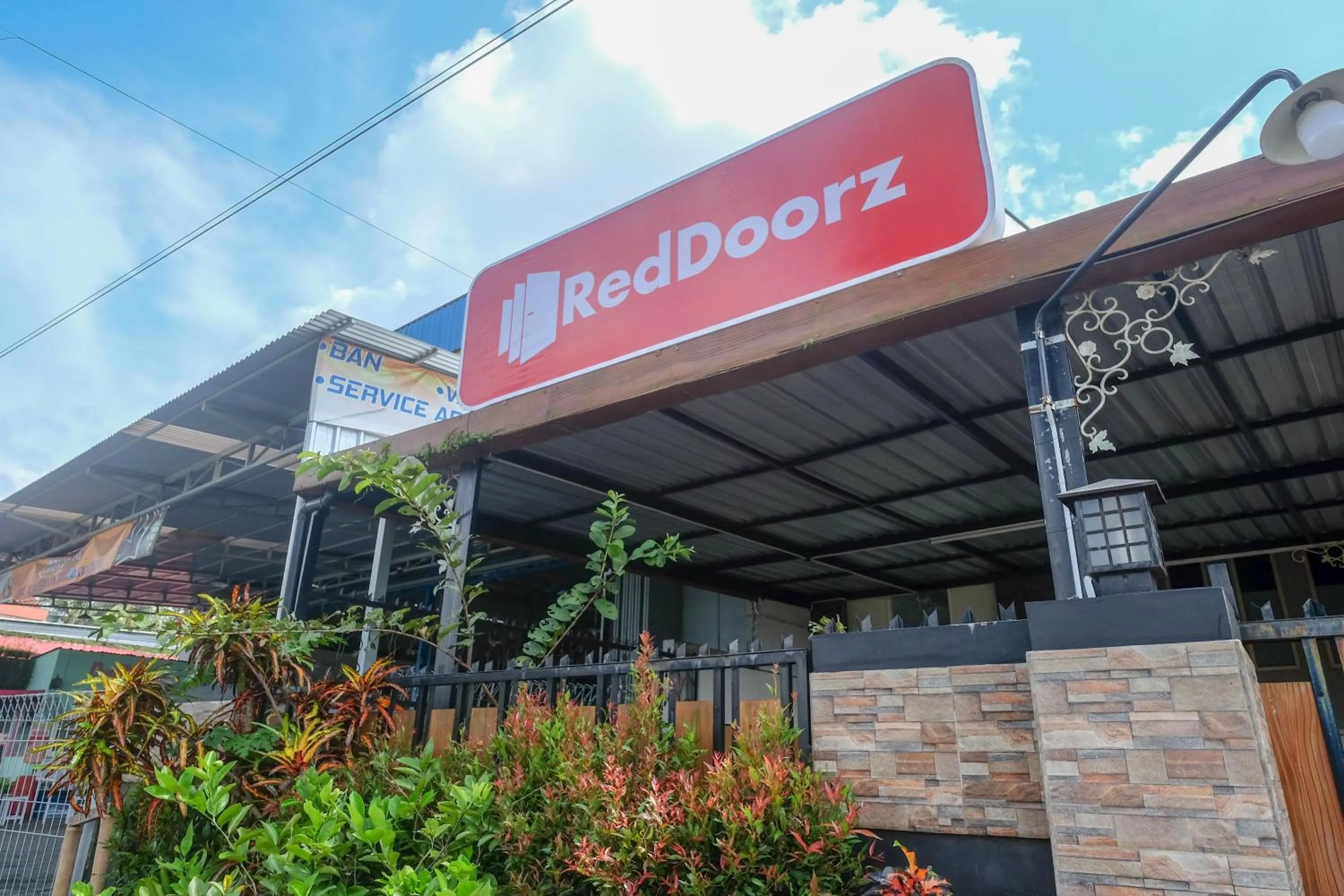Property logo or sign in RedDoorz Syariah near Kampus UNSOED Purwokerto