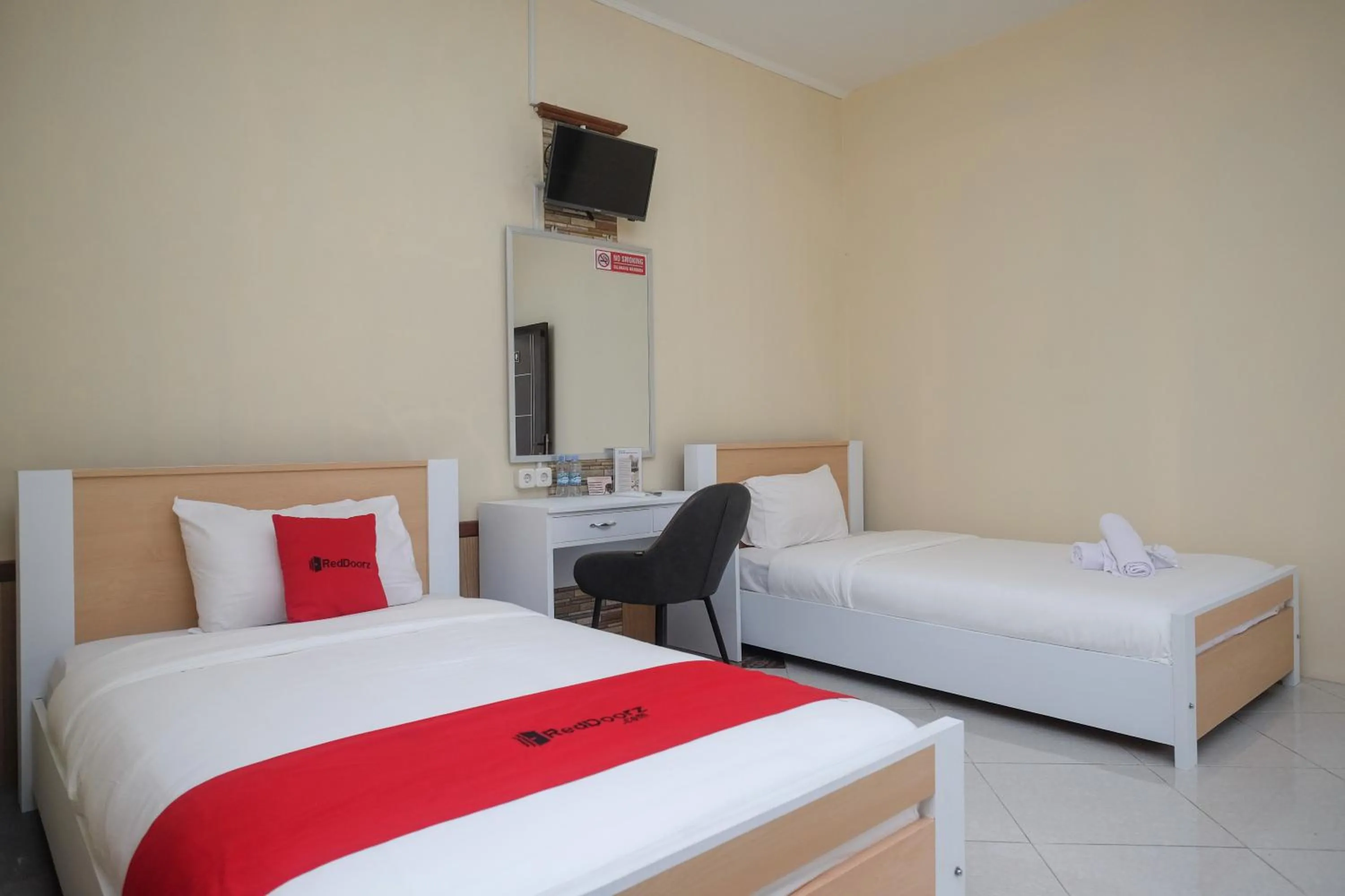 Bedroom, Bed in RedDoorz Syariah near Kampus UNSOED Purwokerto