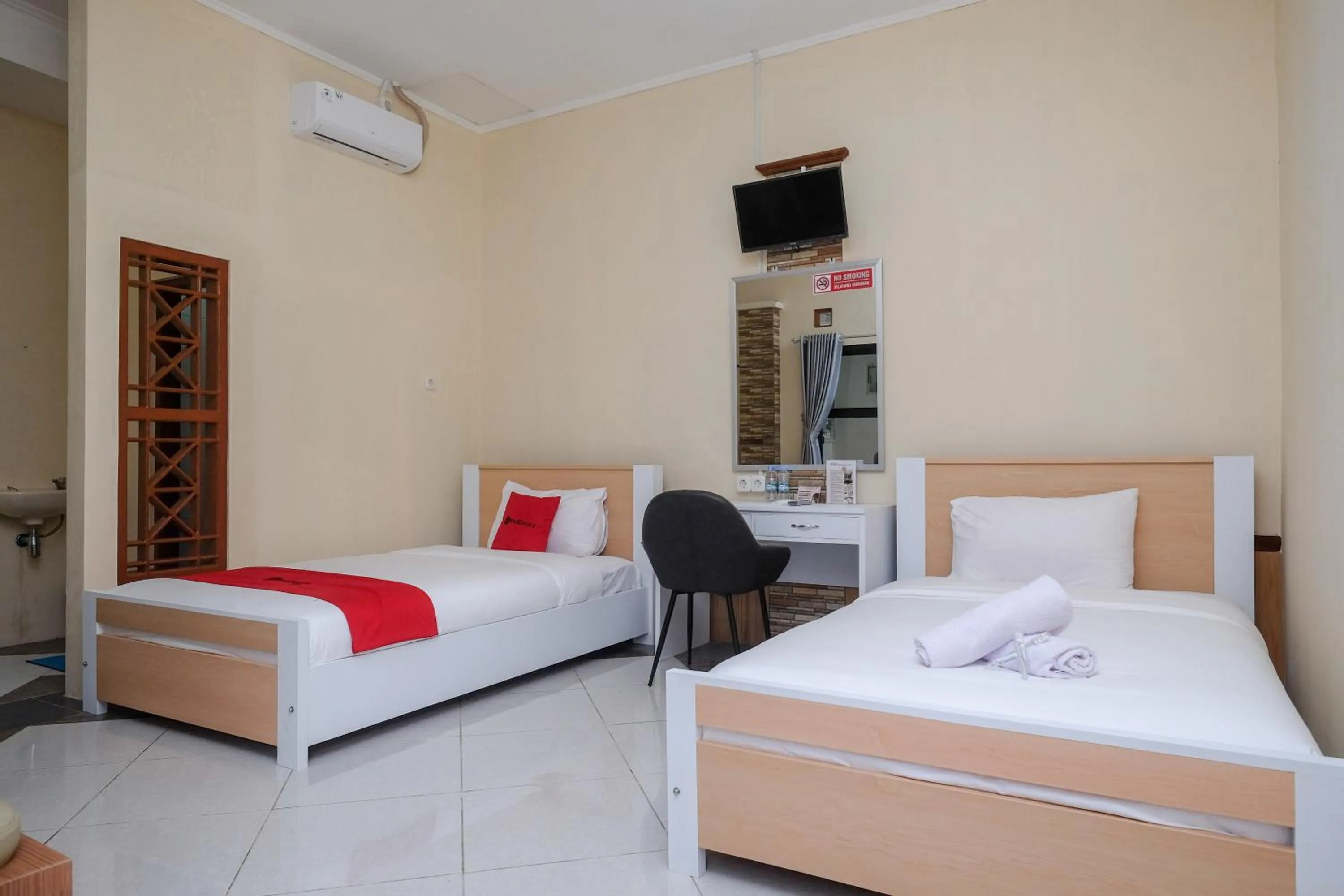 Bedroom, Bed in RedDoorz Syariah near Kampus UNSOED Purwokerto