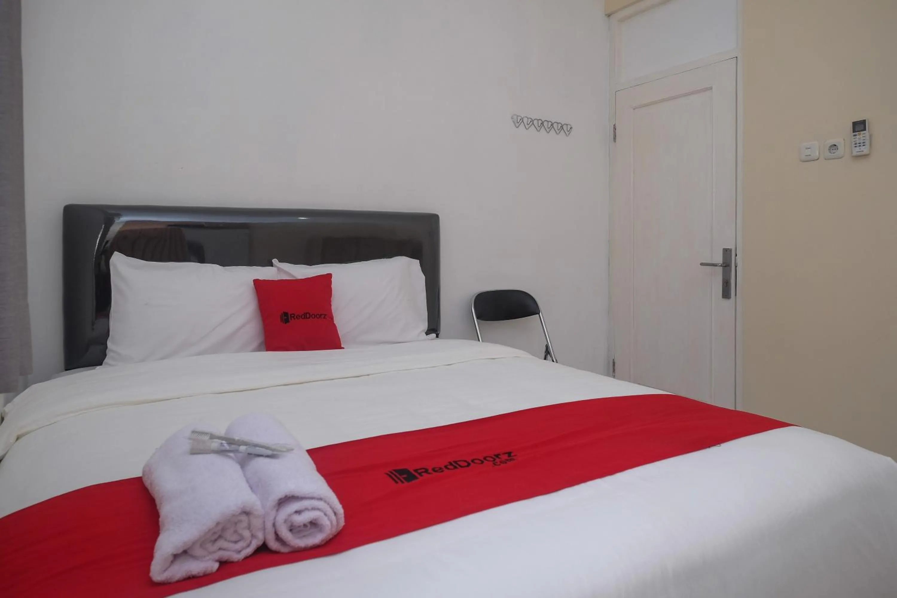 Bed in RedDoorz Syariah near Kampus UNSOED Purwokerto