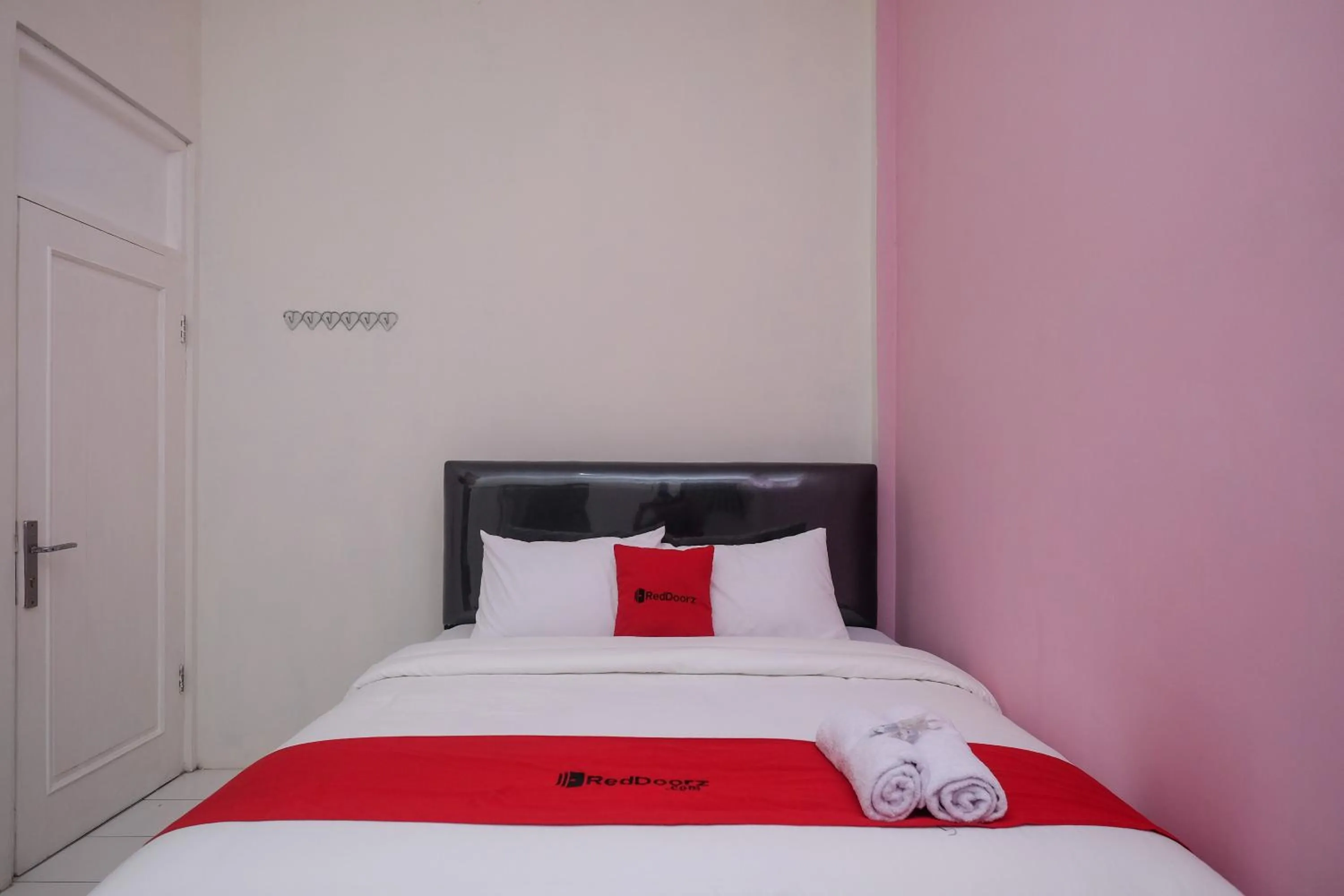 Bed in RedDoorz Syariah near Kampus UNSOED Purwokerto