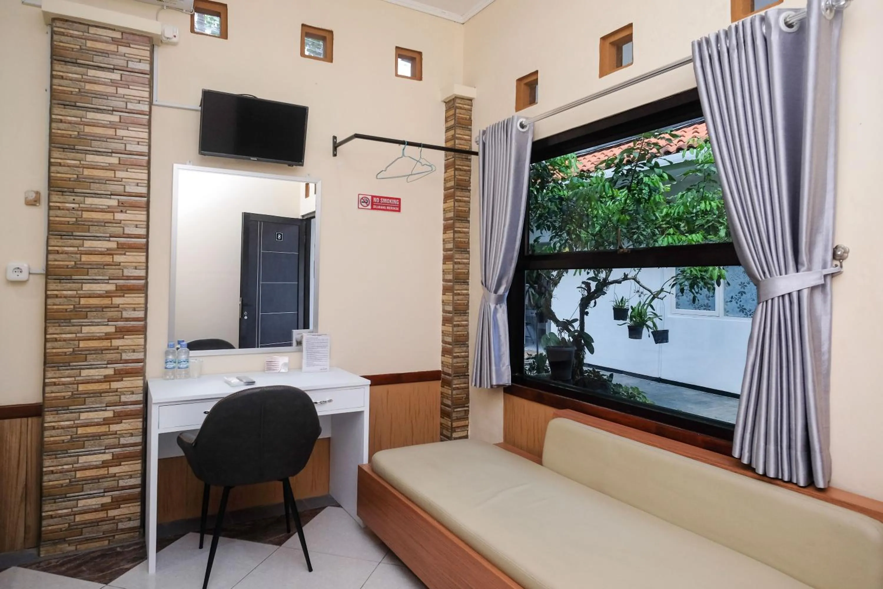 Bedroom in RedDoorz Syariah near Kampus UNSOED Purwokerto