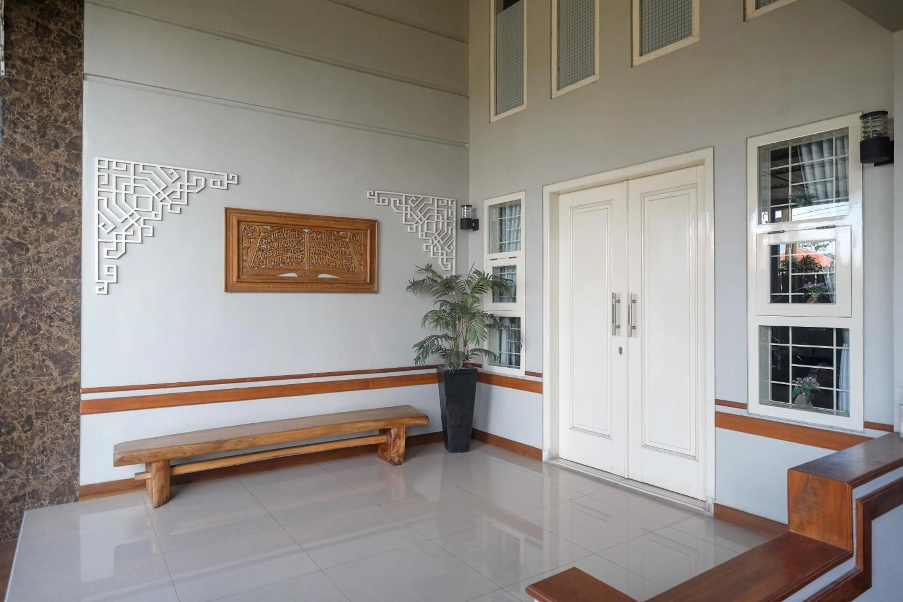 Seating area in RedDoorz Syariah near Kampus UNSOED Purwokerto