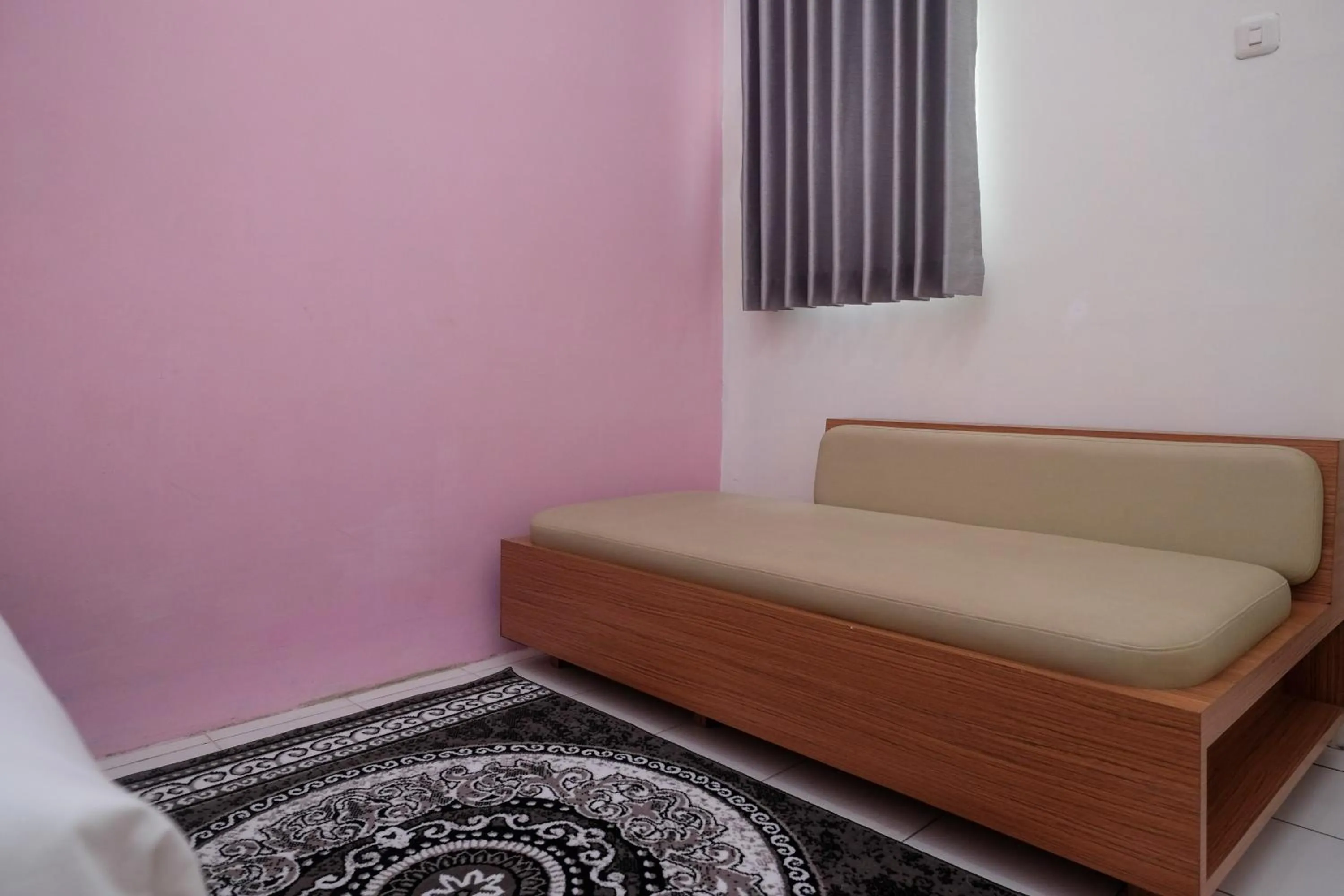 Seating area in RedDoorz Syariah near Kampus UNSOED Purwokerto