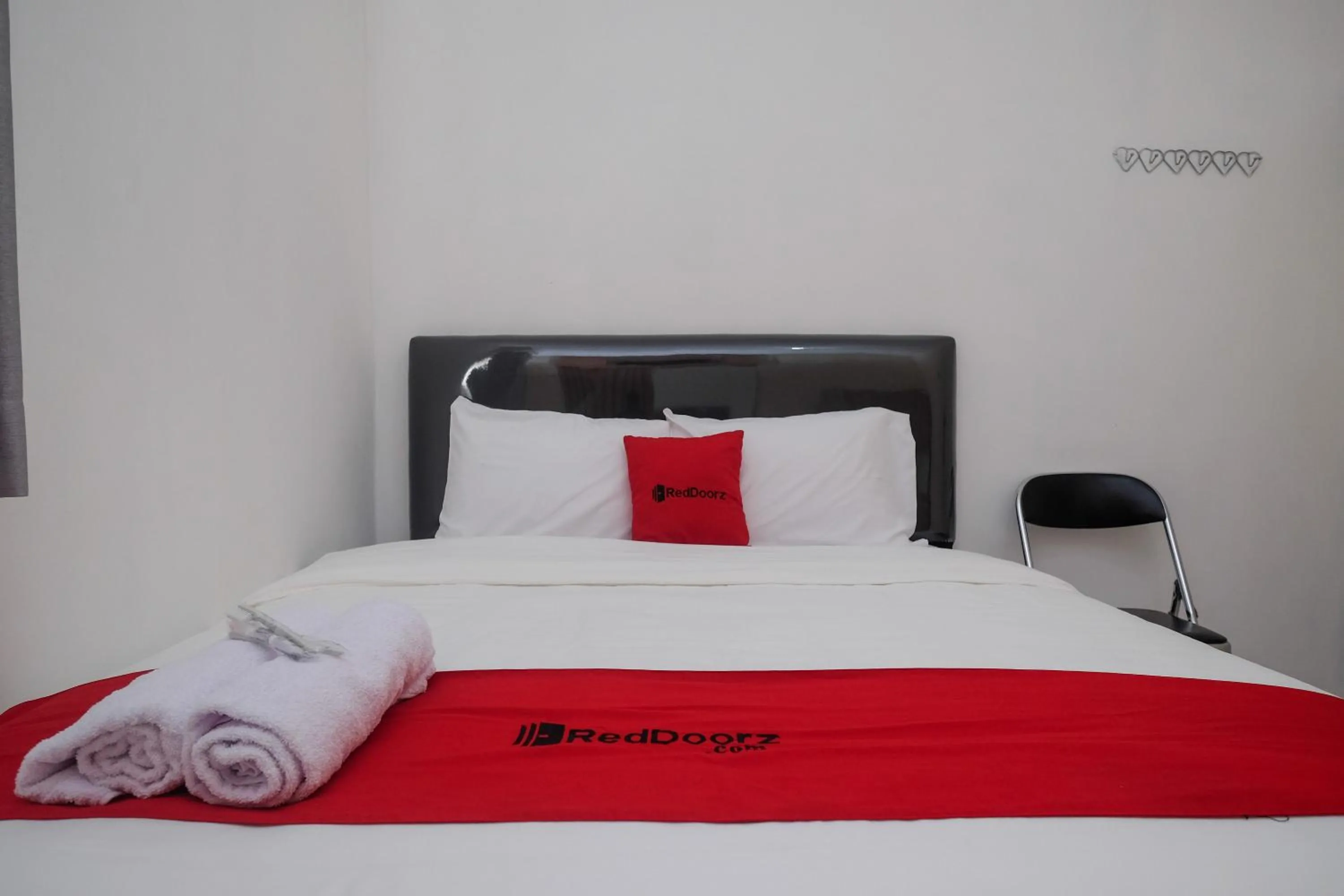 Bedroom, Bed in RedDoorz Syariah near Kampus UNSOED Purwokerto