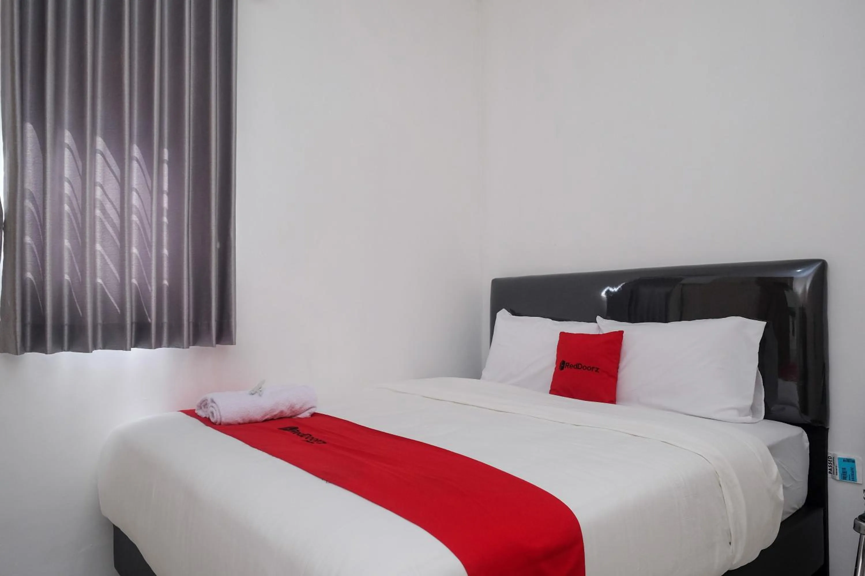 Bedroom, Bed in RedDoorz Syariah near Kampus UNSOED Purwokerto