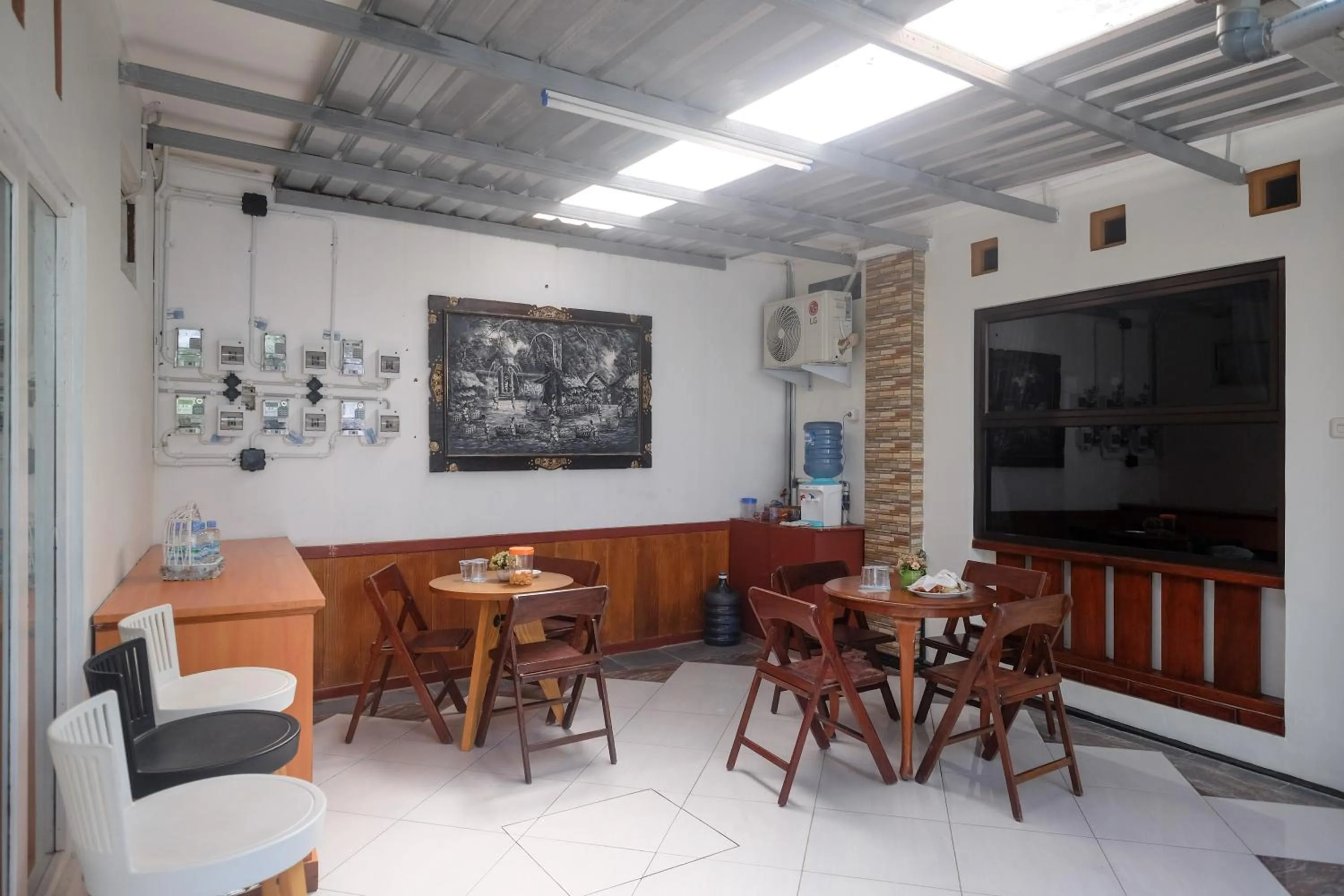 Dining area in RedDoorz Syariah near Kampus UNSOED Purwokerto