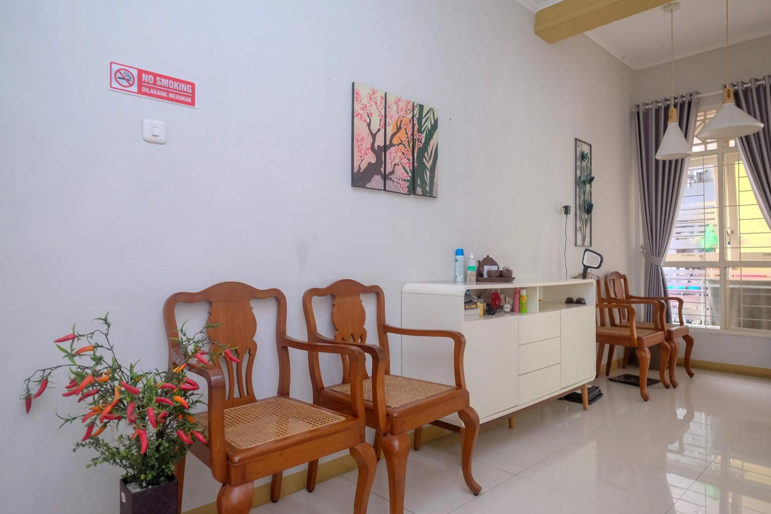 Living room in RedDoorz Syariah near Kampus UNSOED Purwokerto