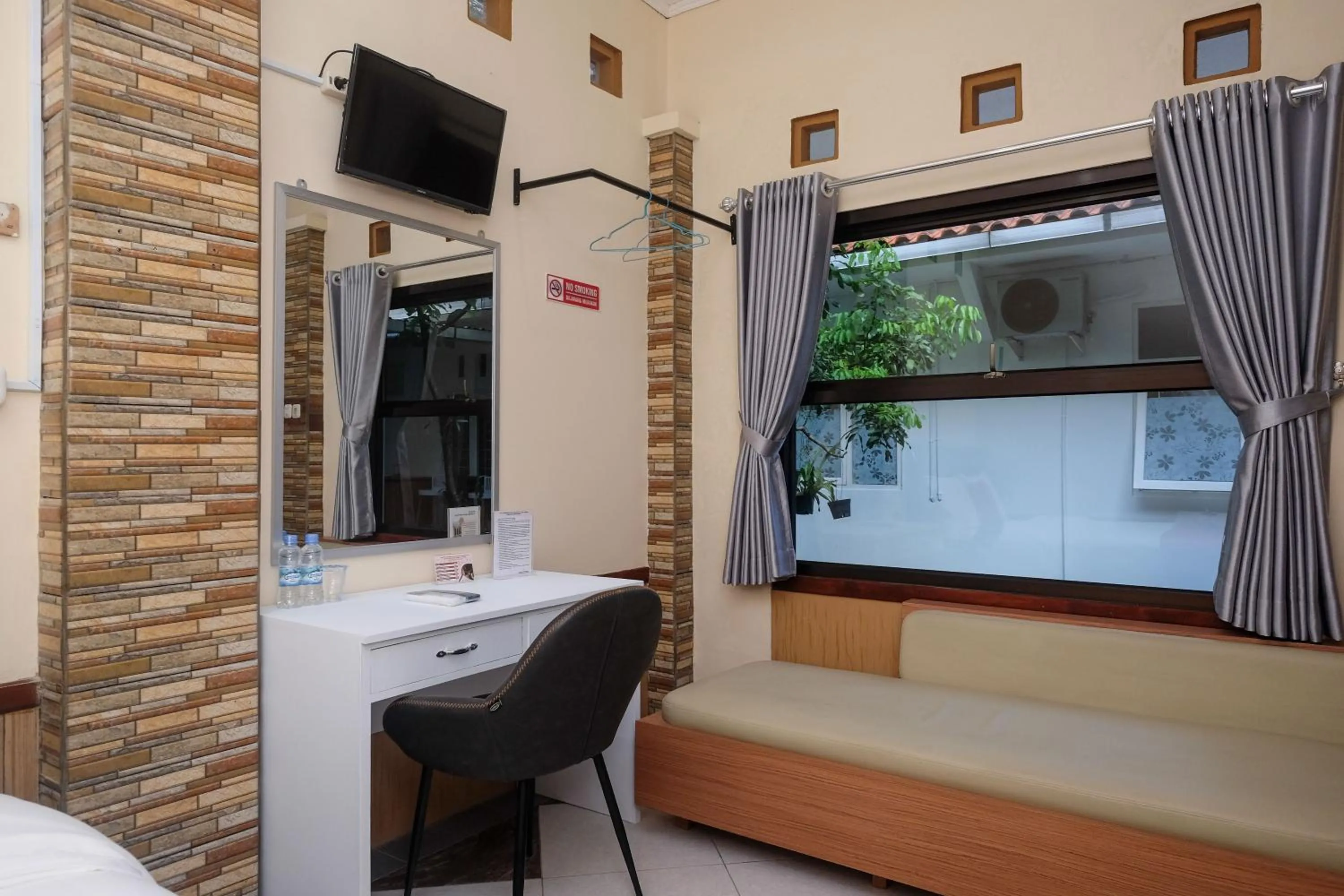 TV and multimedia in RedDoorz Syariah near Kampus UNSOED Purwokerto