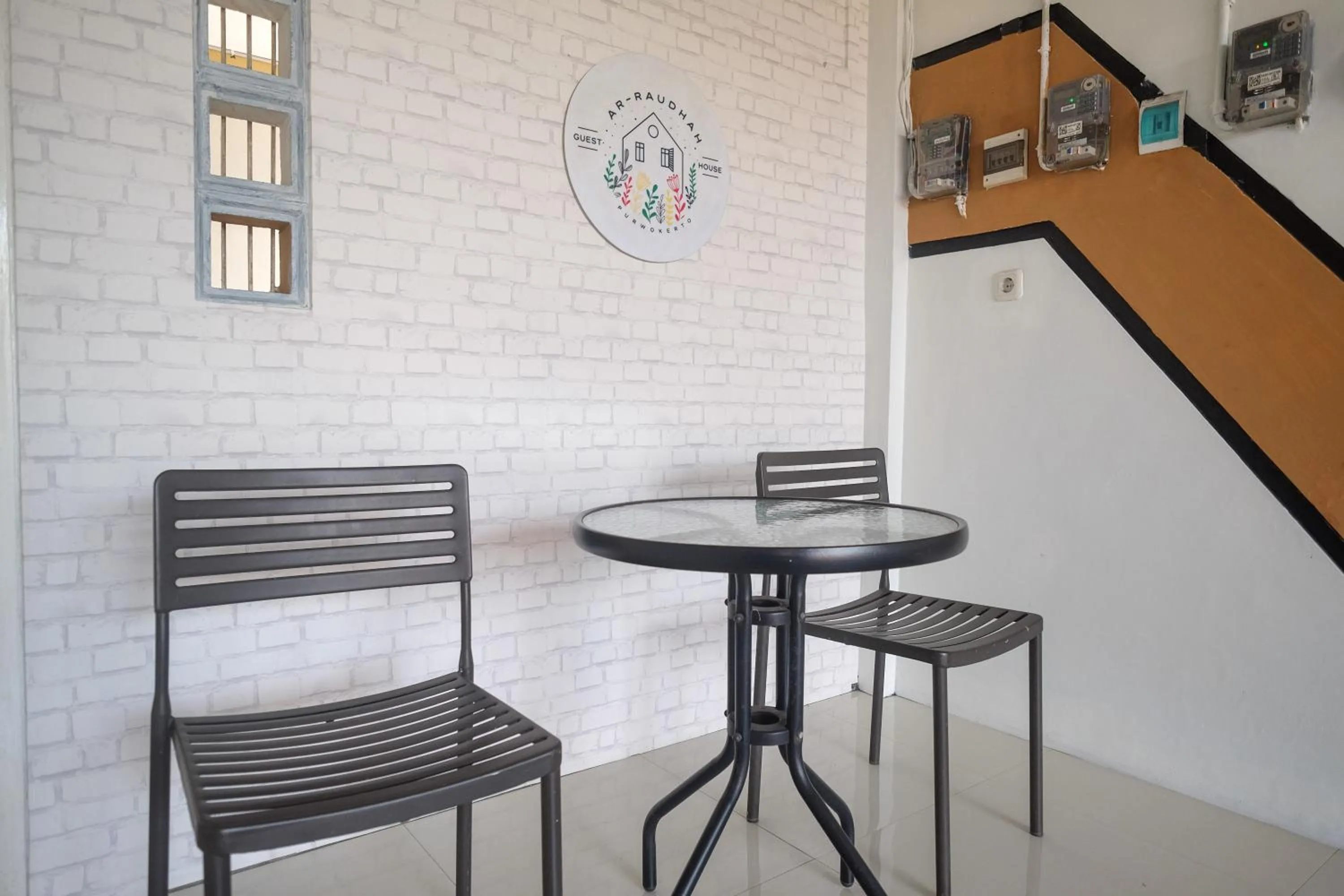 Seating area in RedDoorz Syariah near Kampus UNSOED Purwokerto