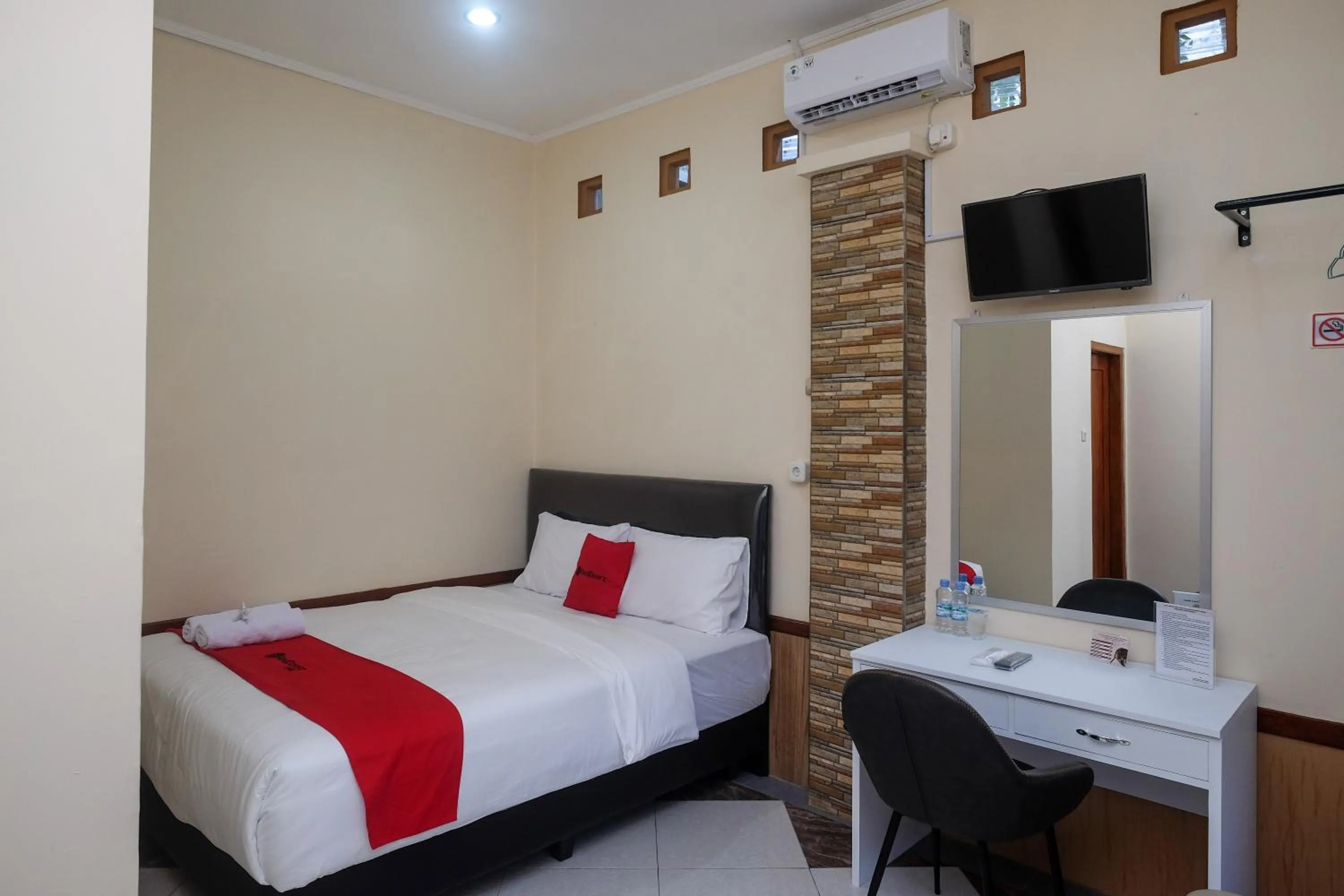 Bedroom, Bed in RedDoorz Syariah near Kampus UNSOED Purwokerto