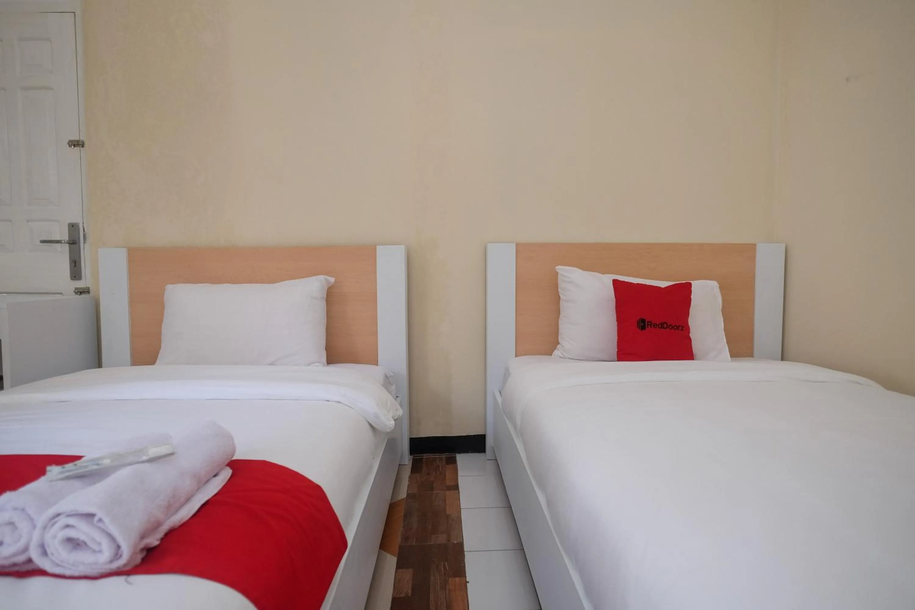 Bedroom, Bed in RedDoorz Syariah near Kampus UNSOED Purwokerto