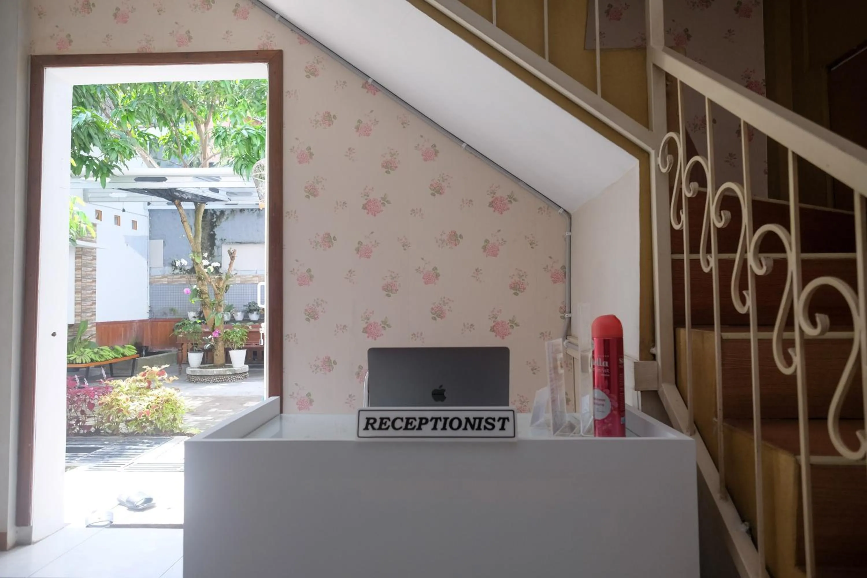 Lobby or reception in RedDoorz Syariah near Kampus UNSOED Purwokerto