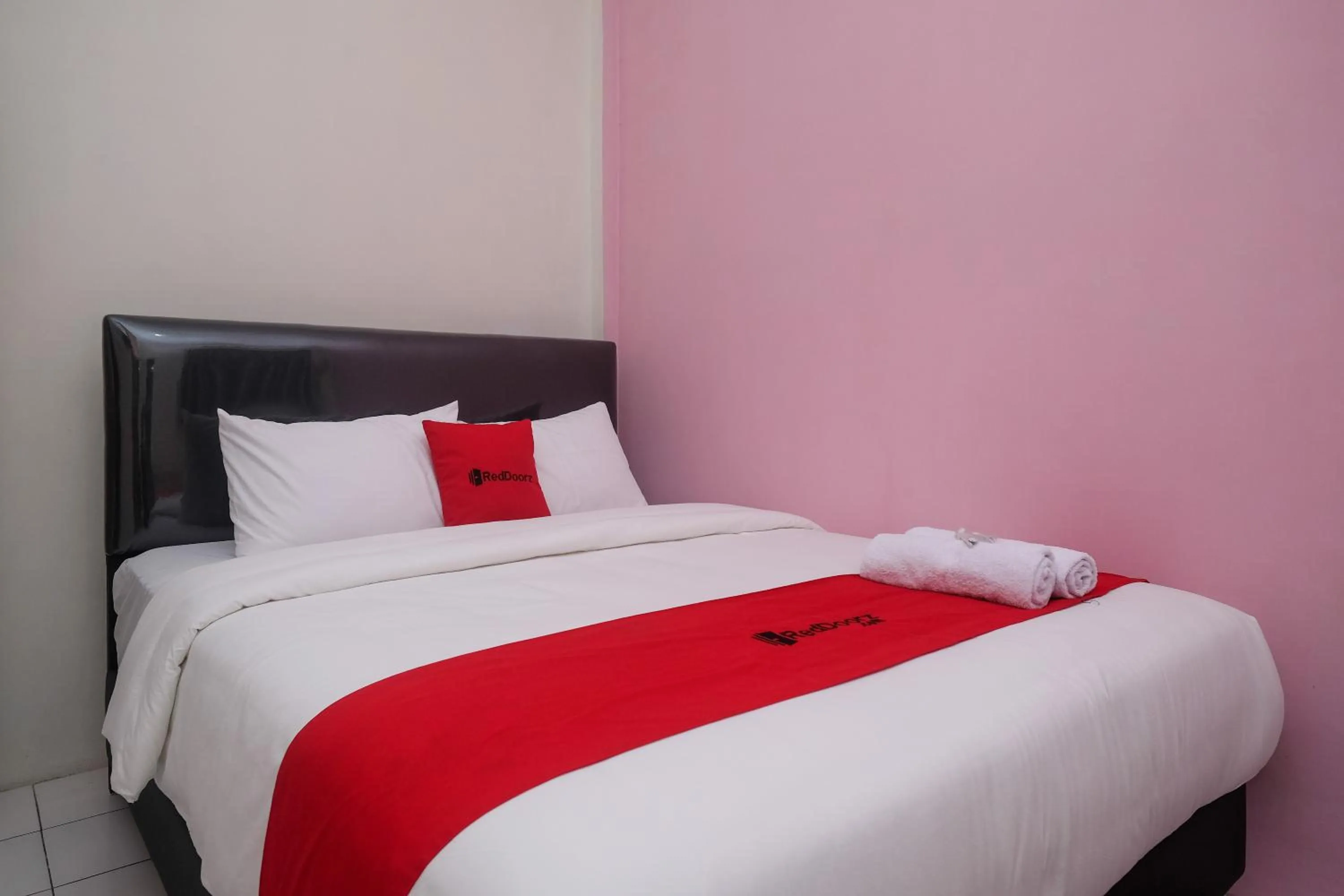 Bed in RedDoorz Syariah near Kampus UNSOED Purwokerto