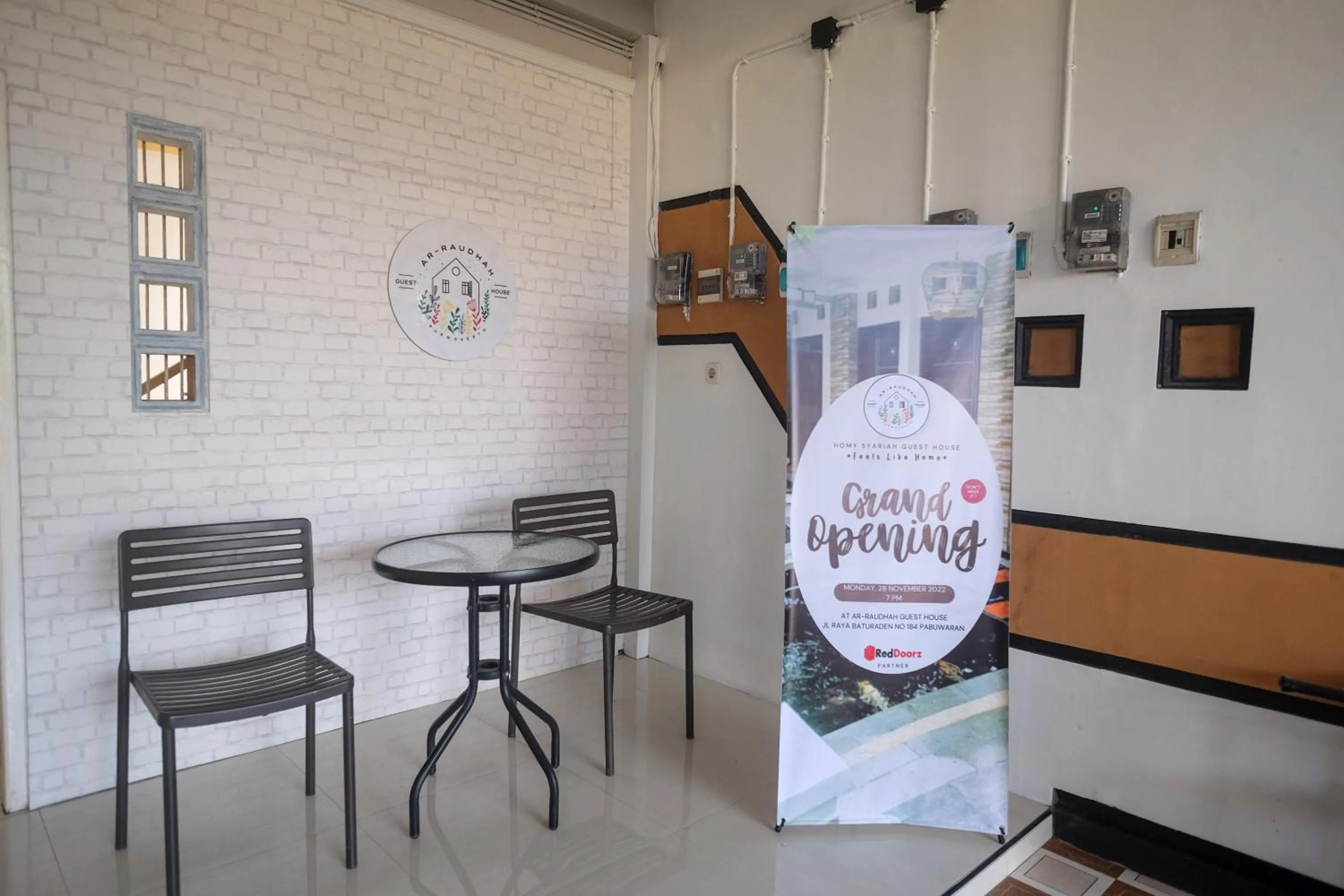 Seating area in RedDoorz Syariah near Kampus UNSOED Purwokerto