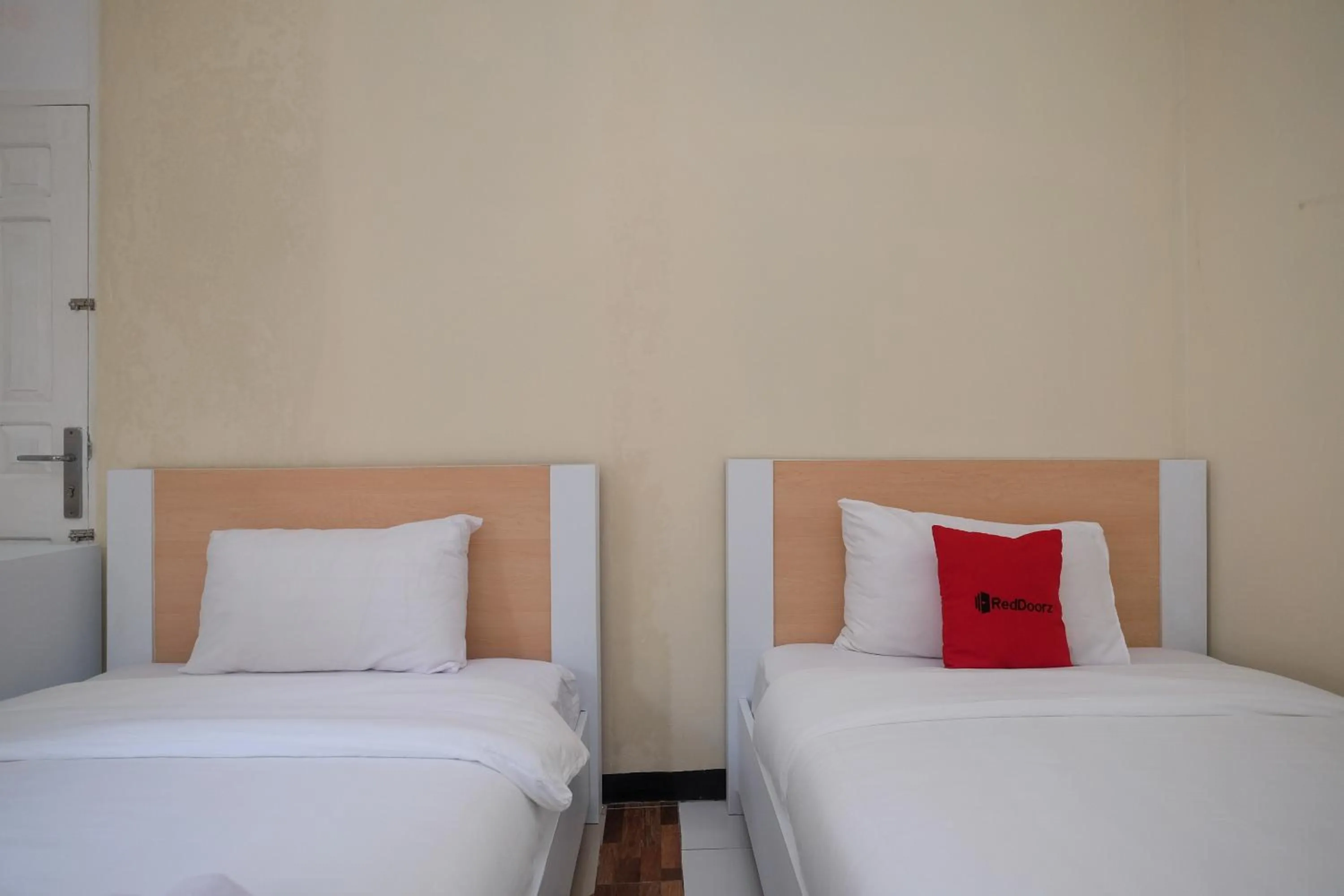 Bedroom, Bed in RedDoorz Syariah near Kampus UNSOED Purwokerto