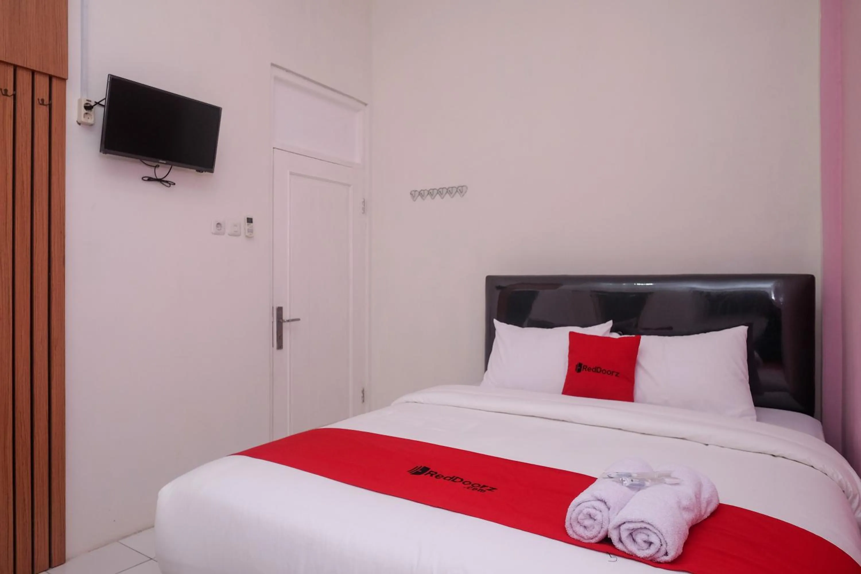 Bedroom, Bed in RedDoorz Syariah near Kampus UNSOED Purwokerto