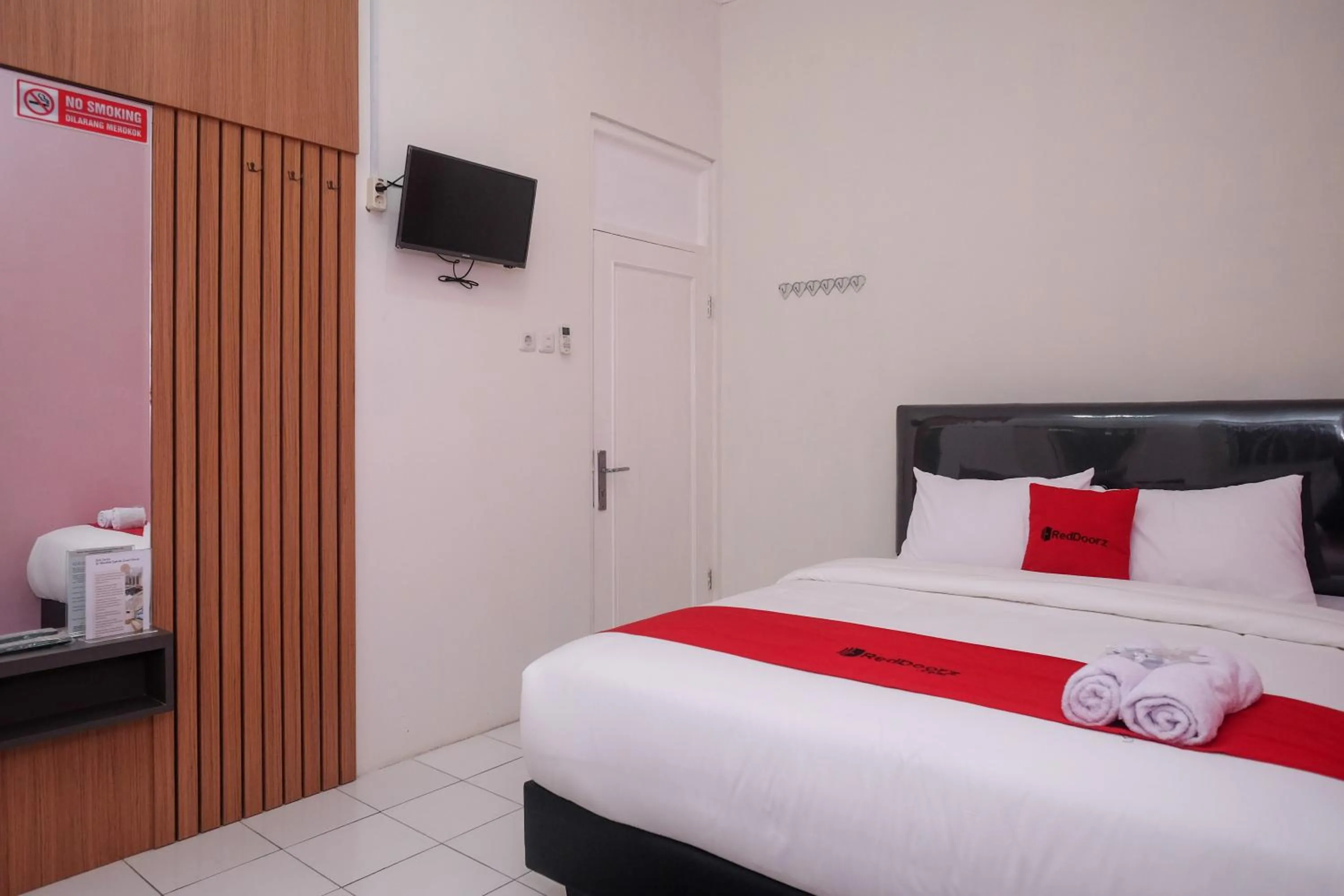 Bedroom, Bed in RedDoorz Syariah near Kampus UNSOED Purwokerto