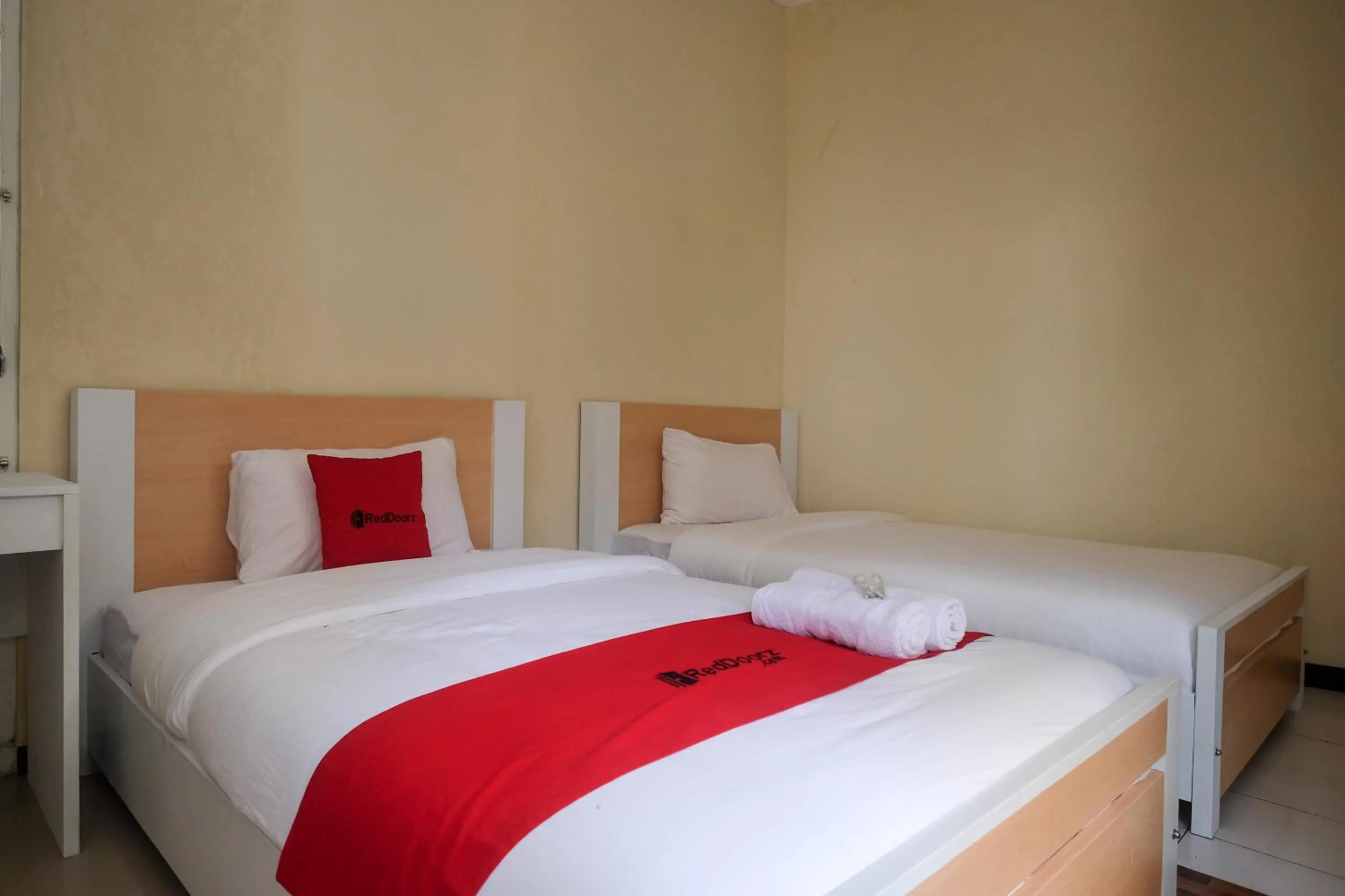Bedroom, Bed in RedDoorz Syariah near Kampus UNSOED Purwokerto