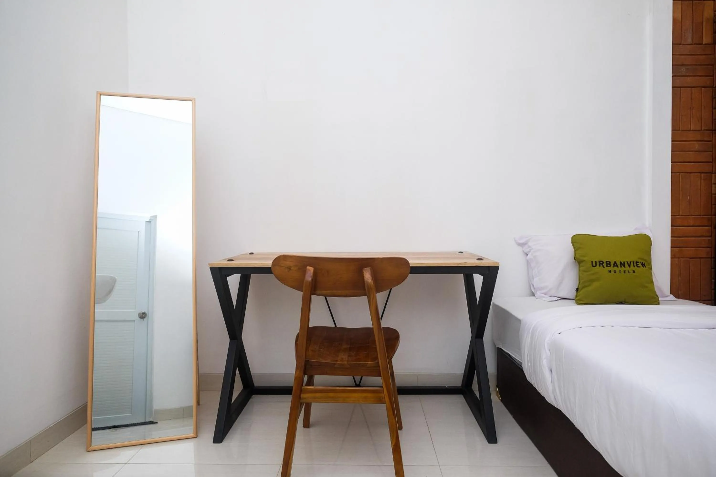 hair dresser, Bed in Urbanview Griya Kusumo Seturan Yogyakarta