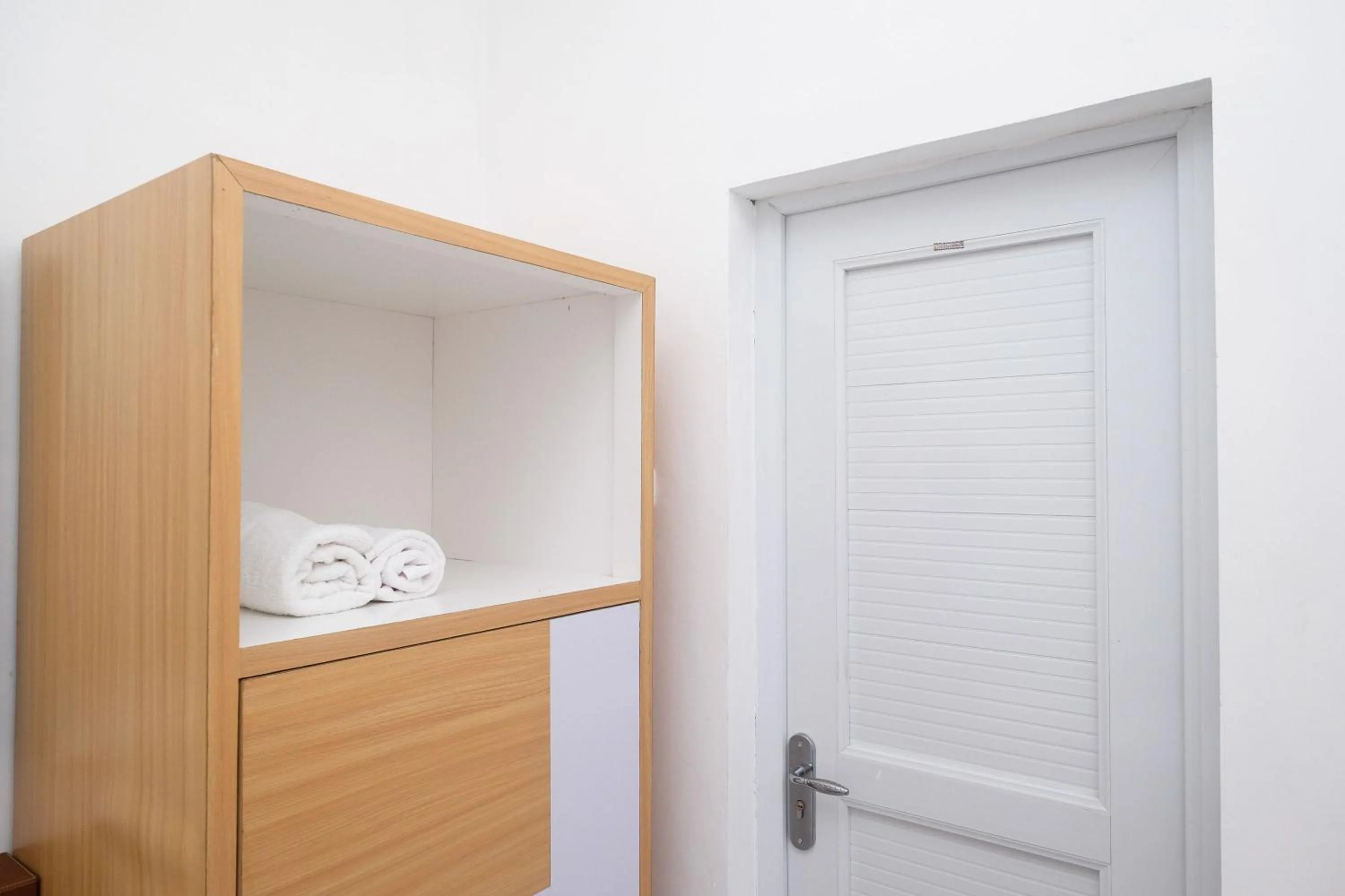 wardrobe in Urbanview Griya Kusumo Seturan Yogyakarta