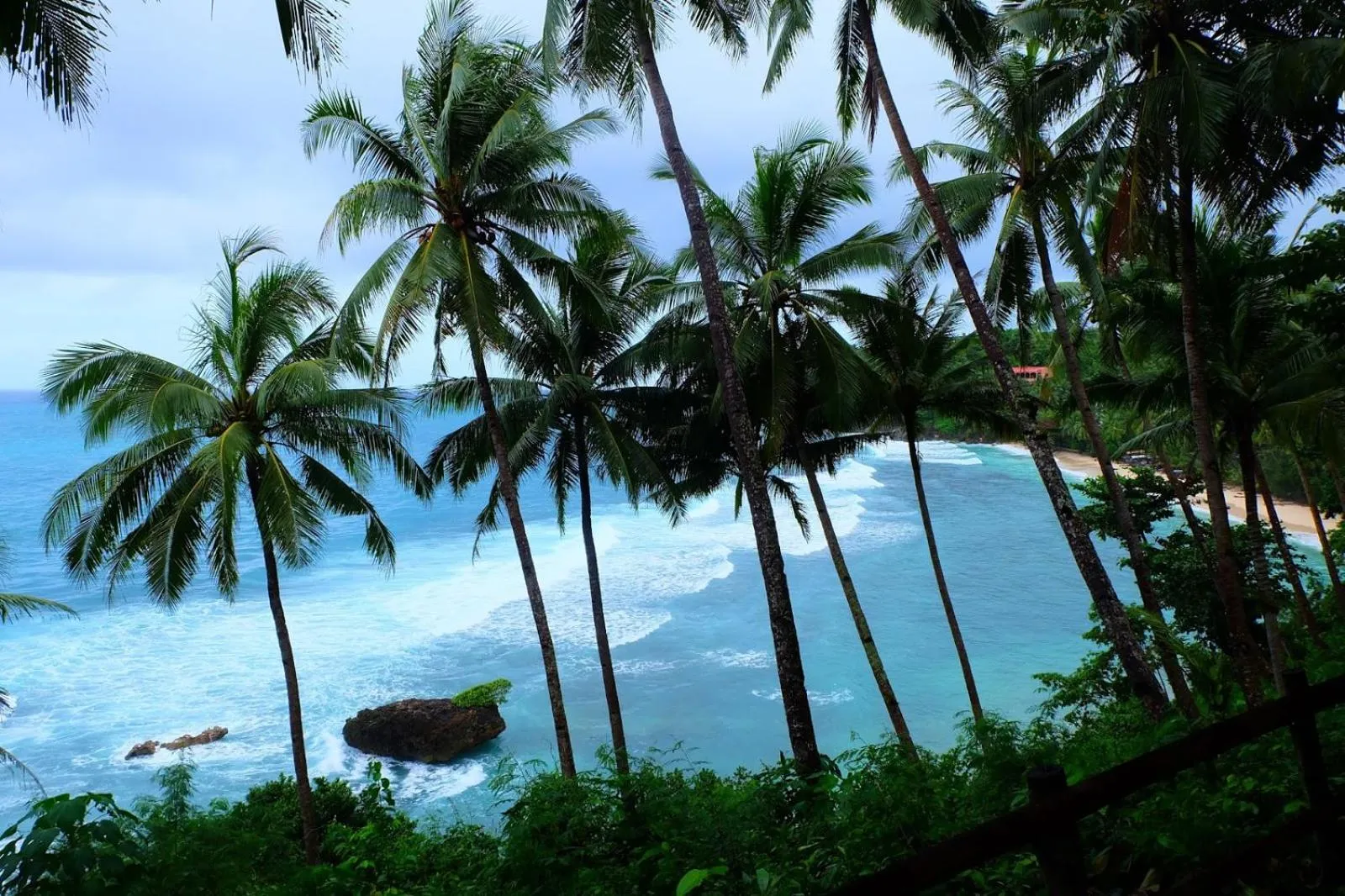 Beach in RedDoorz @ Golden Travellers Inn Antique