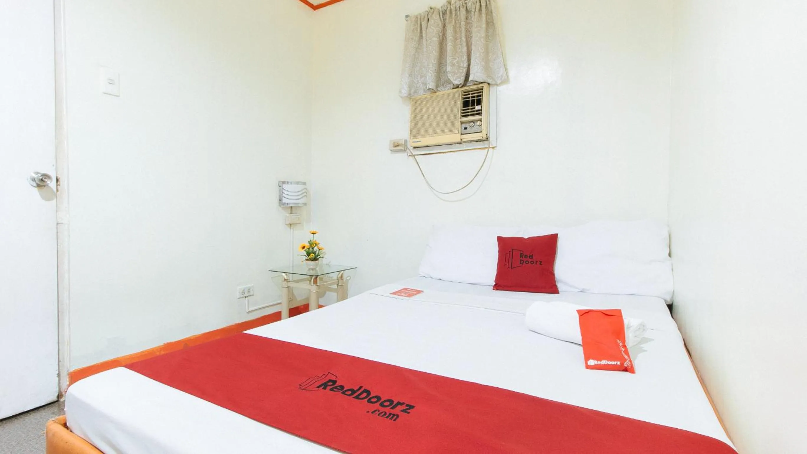 Bed in RedDoorz @ Golden Travellers Inn Antique