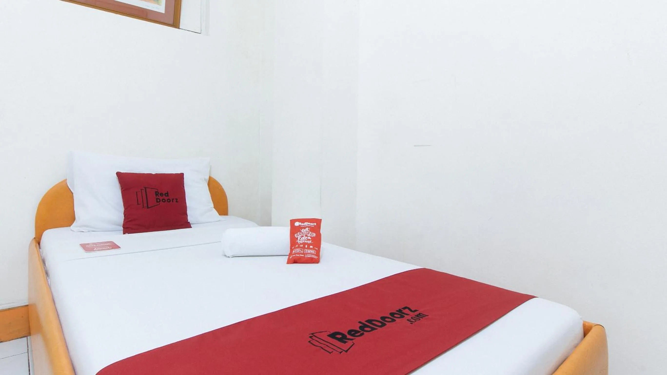 Bed in RedDoorz @ Golden Travellers Inn Antique