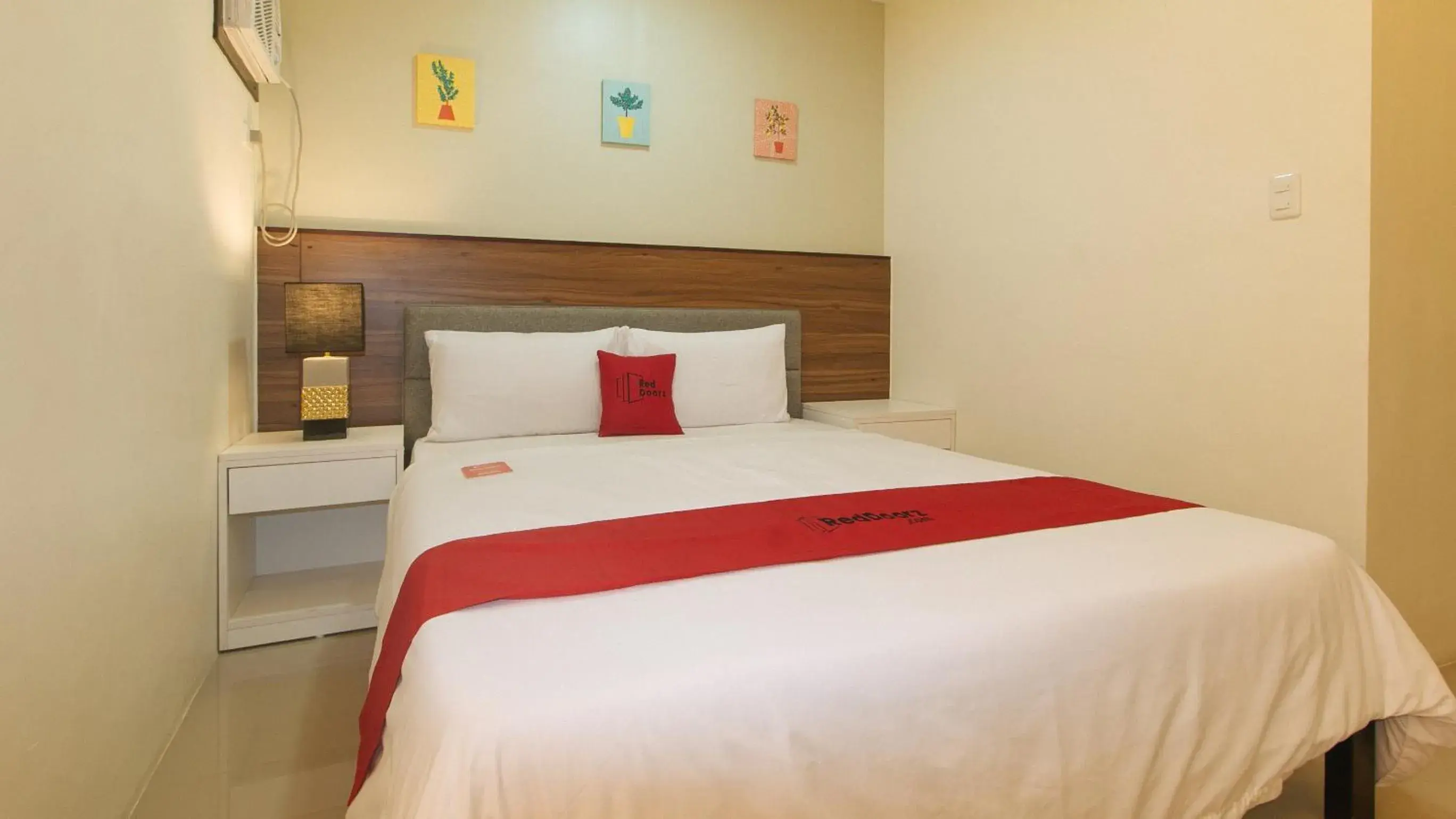 Bedroom, Bed in RedDoorz @ Leoncia Apartelle Mandaue City Bedroom, Bed in RedDoorz @ Leoncia Apartelle Mandaue City