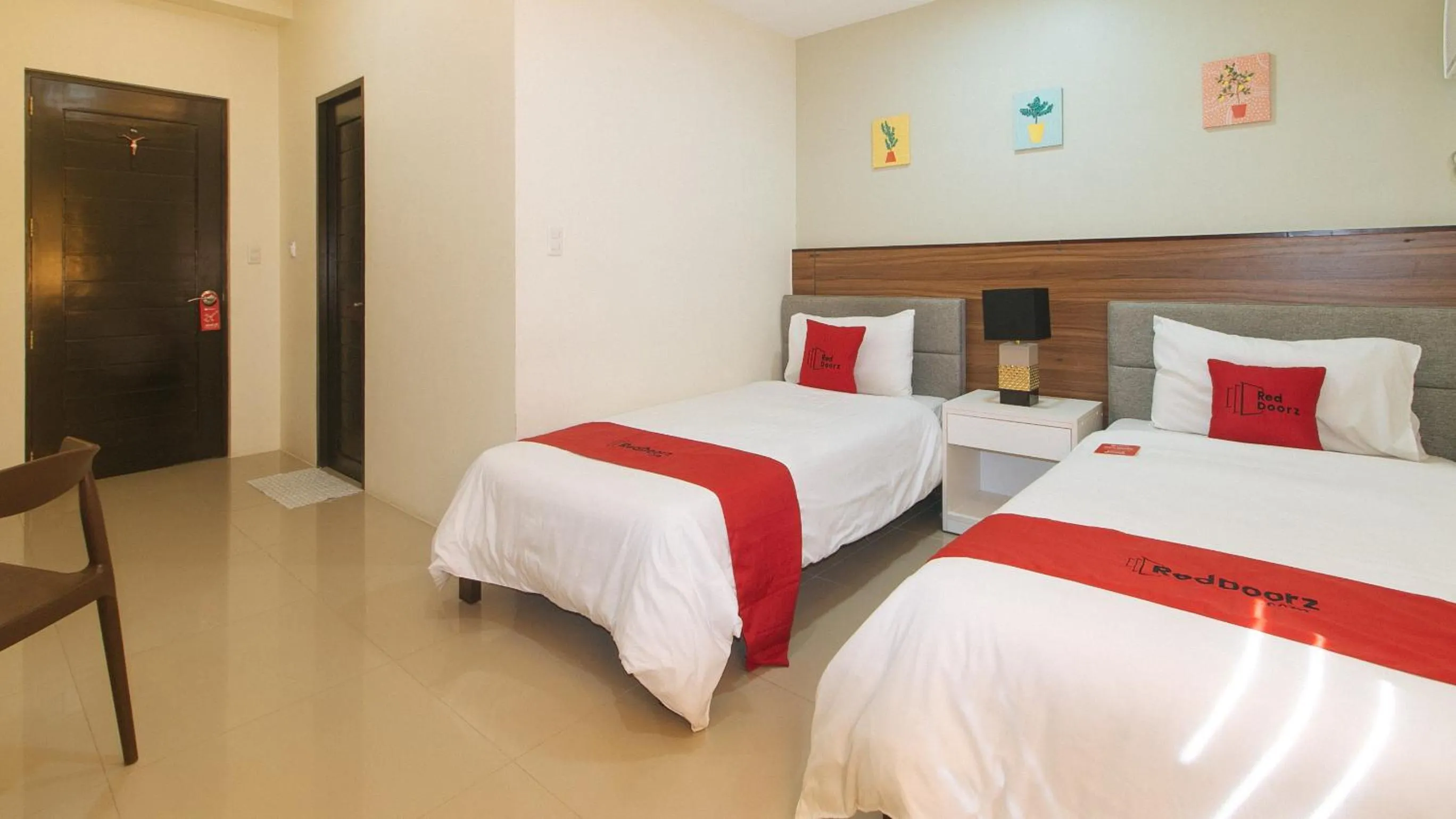 Photo of the whole room, Bed in RedDoorz @ Leoncia Apartelle Mandaue City