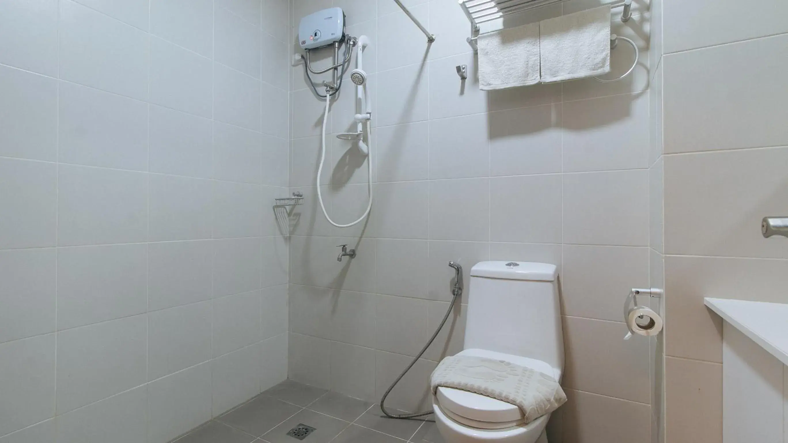 Toilet in RedDoorz @ Leoncia Apartelle Mandaue City Toilet in RedDoorz @ Leoncia Apartelle Mandaue City