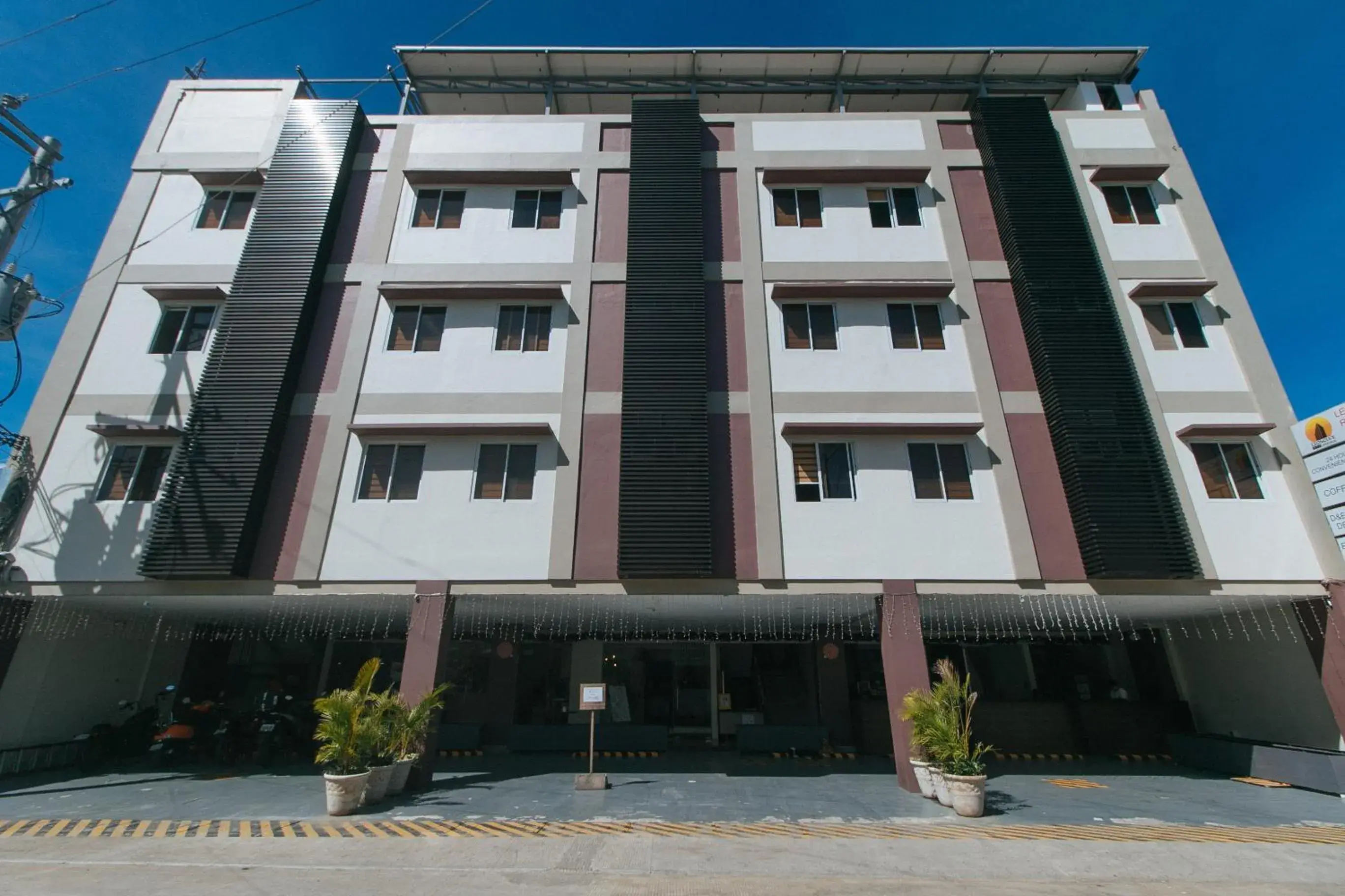 Property building in RedDoorz @ Leoncia Apartelle Mandaue City Property building in RedDoorz @ Leoncia Apartelle Mandaue City