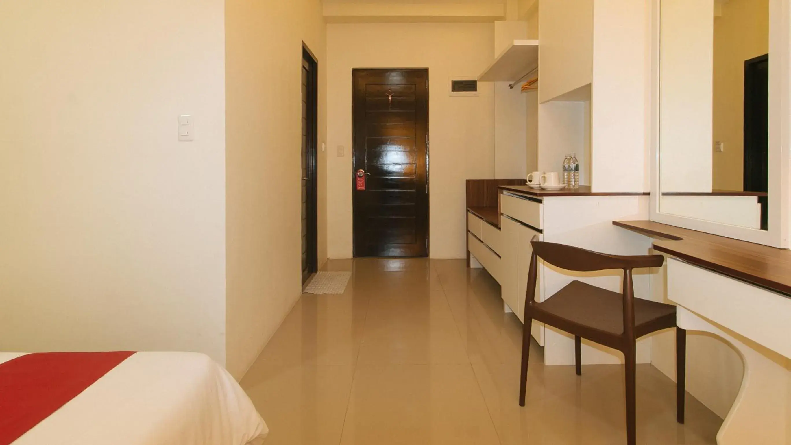 TV and multimedia, Bed in RedDoorz @ Leoncia Apartelle Mandaue City TV and multimedia, Bed in RedDoorz @ Leoncia Apartelle Mandaue City