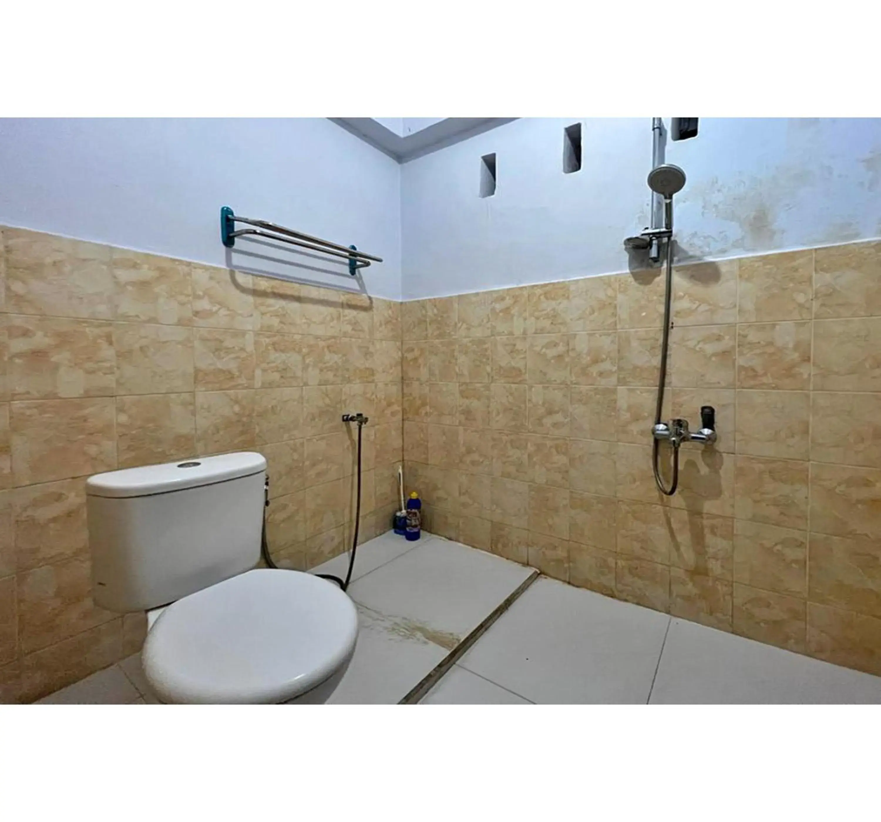 Bathroom in Hotel O Wisma Samudra Bathroom in Hotel O Wisma Samudra